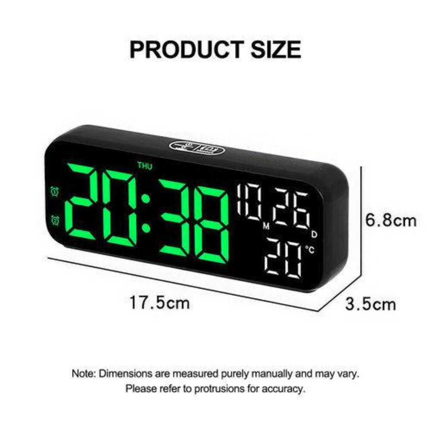 Schwarze Digitaluhr mit grünen Zahlen, die Zeit und Datum auf weißem Hintergrund anzeigt.
