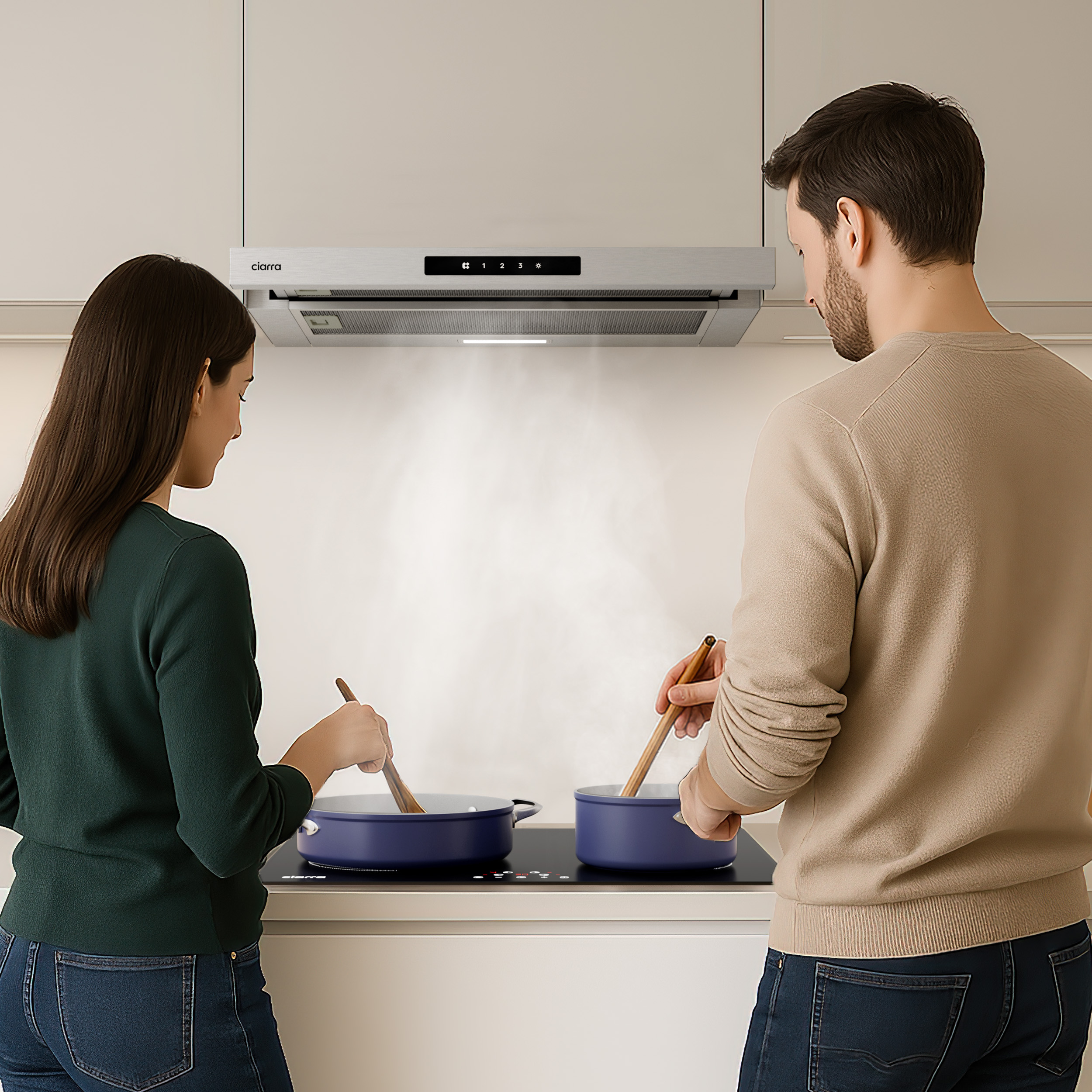 Een stel kookt in een keuken met een fornuis en een afzuigkap. Ze houden houten lepels vast.