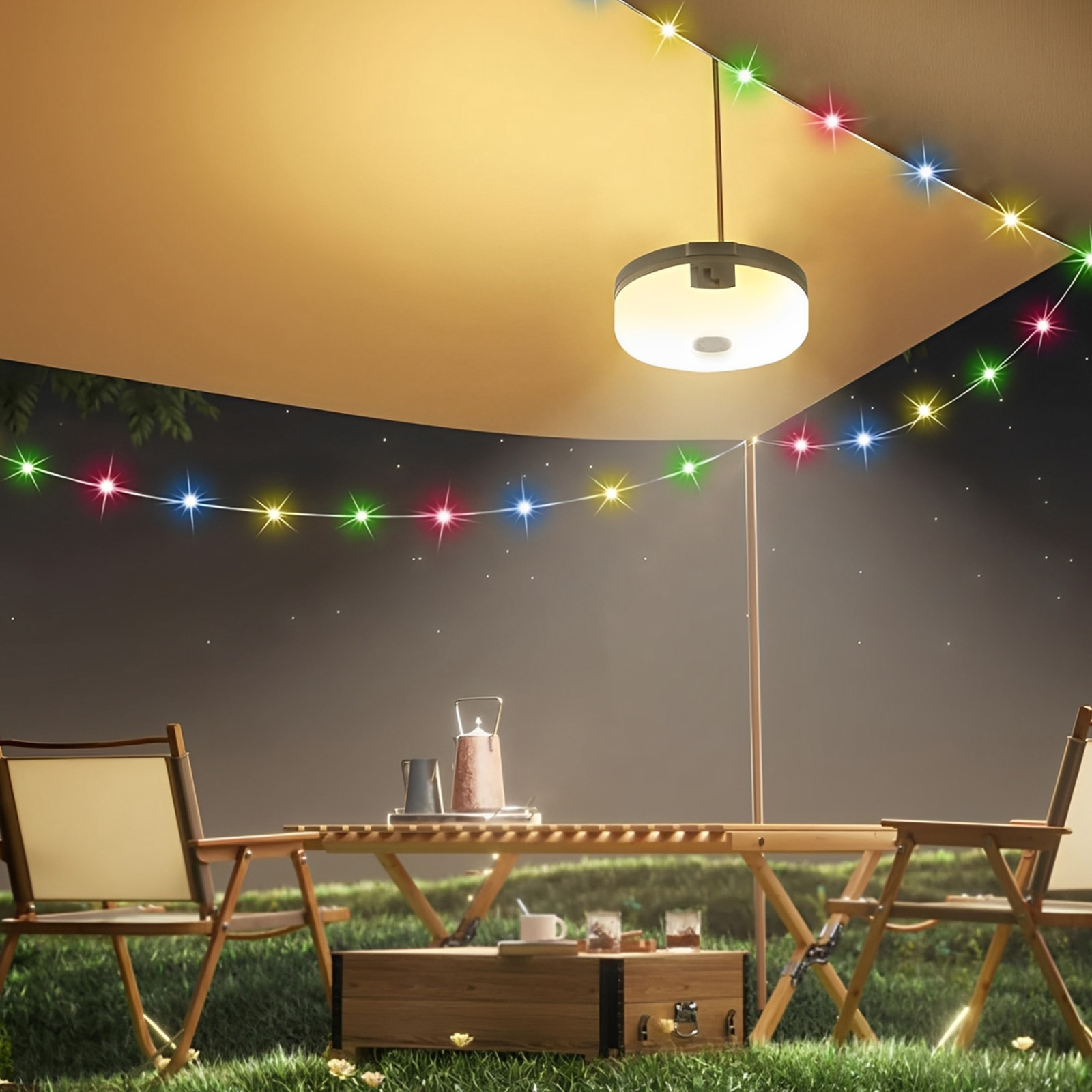 Eine Campingszene mit Tisch, Stühlen und bunten Lichterketten unter einem Baldachin.