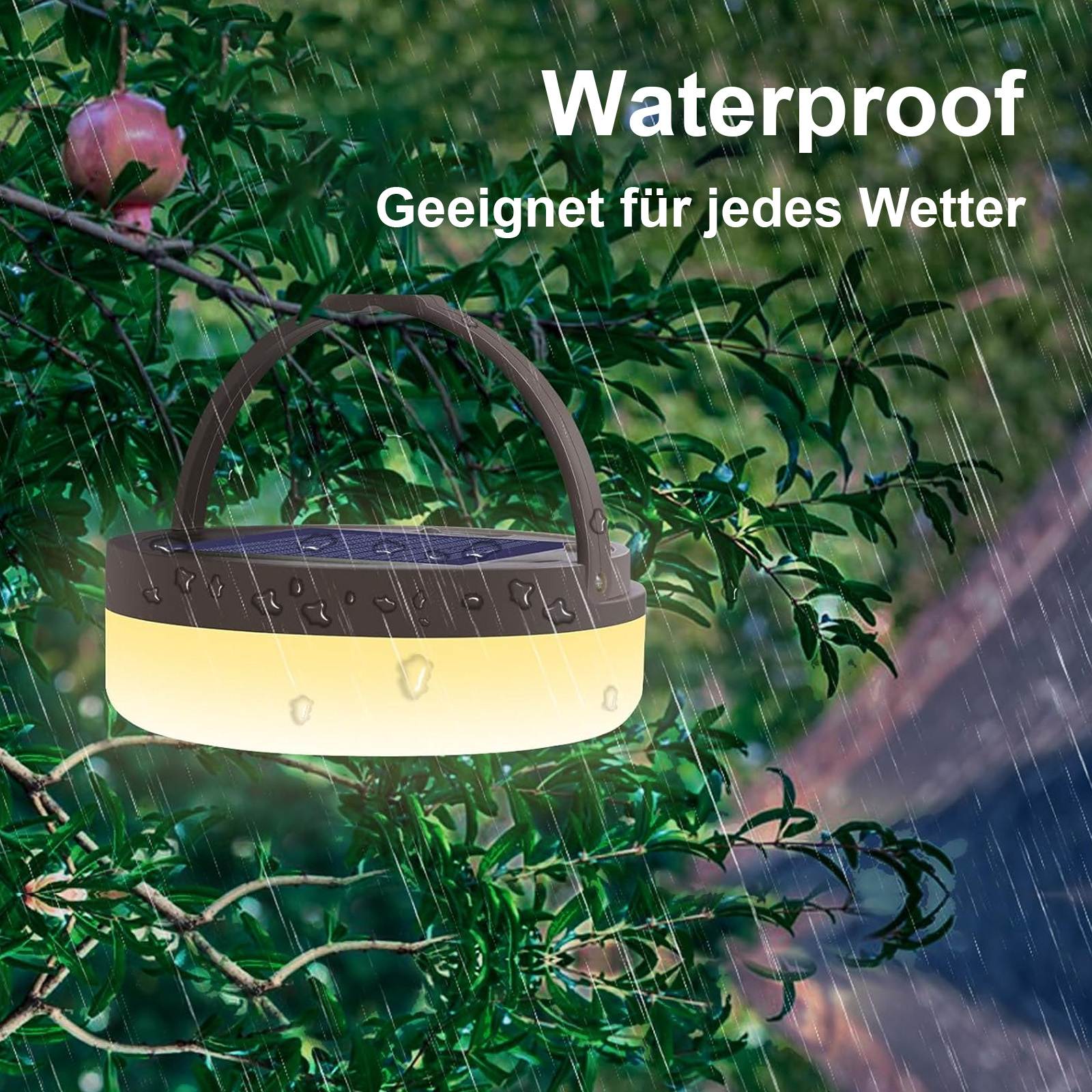 Eine wasserdichte Außenlampe hängt an einem Baum. Die Lampe hat einen braunen Griff und gelbes Licht.