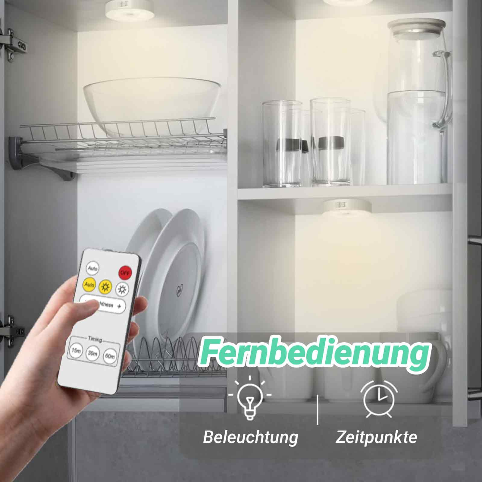 Eine Hand bedient mit einer Fernbedienung Schrankleuchten. Lichter im Schrank sind an.