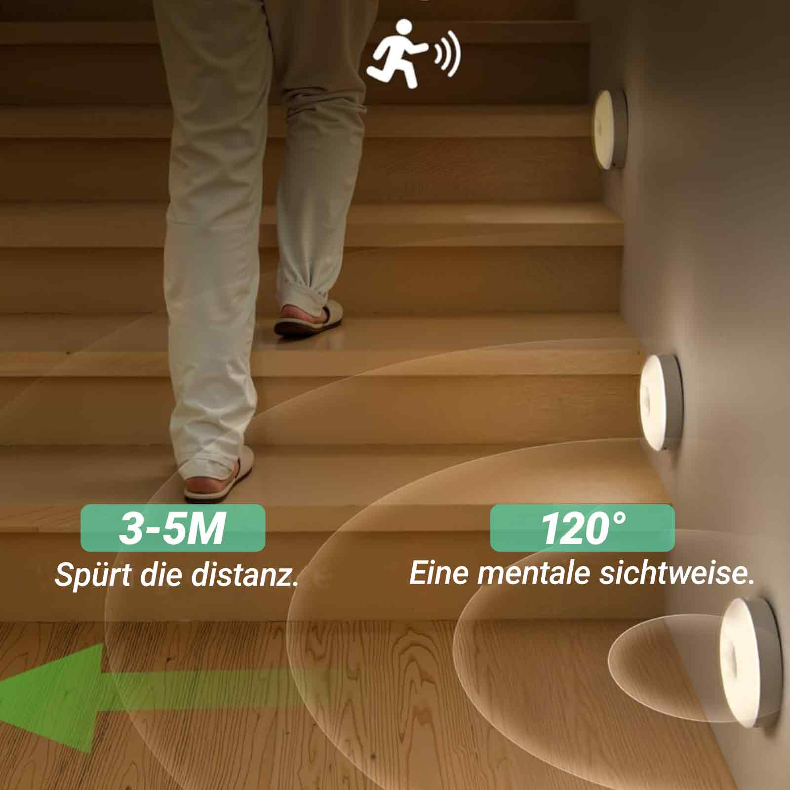 Eine Person geht eine Treppe hinauf, an der Seite befinden sich Bewegungssensorleuchten.
