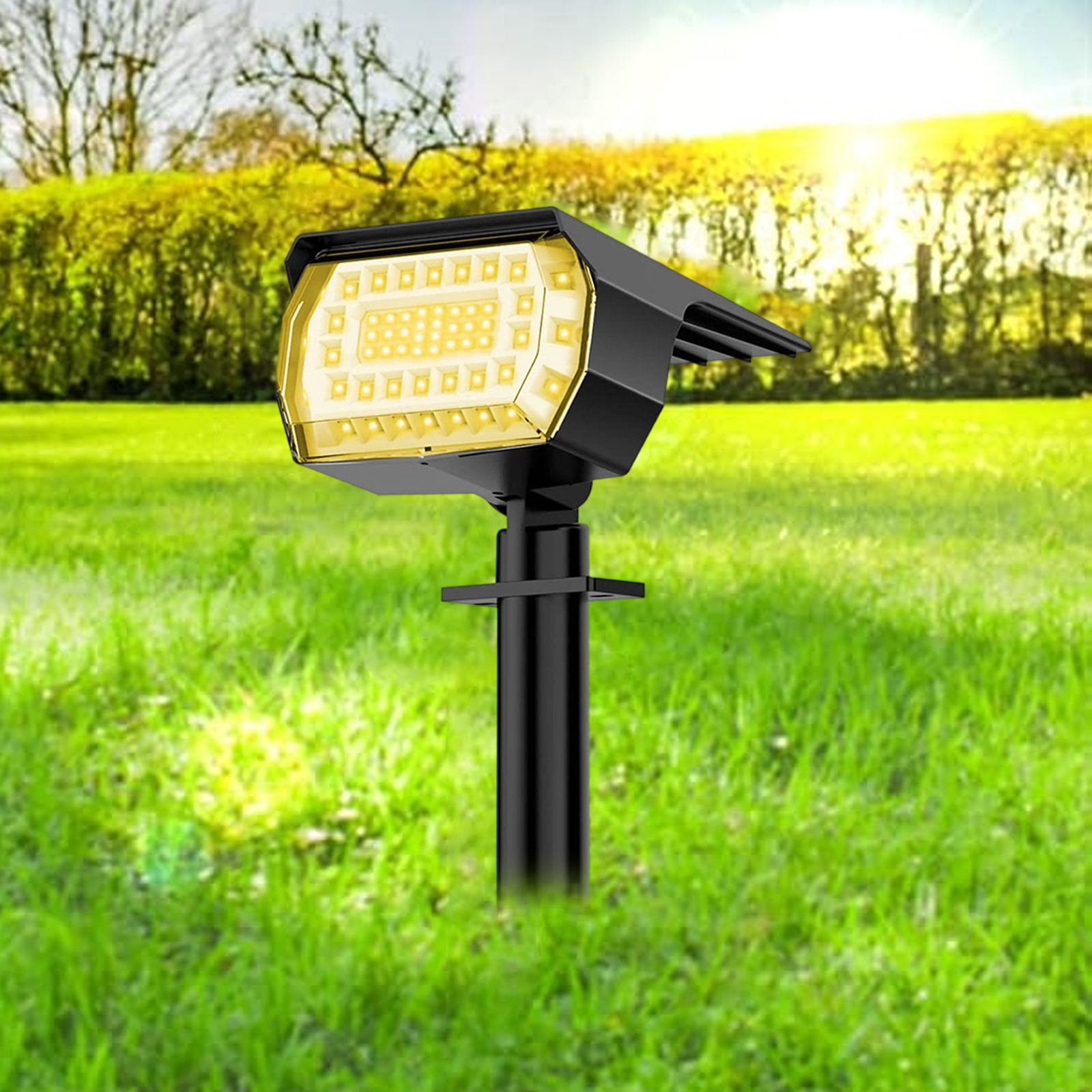Ein schwarzes Solarlicht mit einer Reihe von LEDs. Es befindet sich auf einem Grasfeld, mit einem grünen Feld und einer hellen Sonne.
