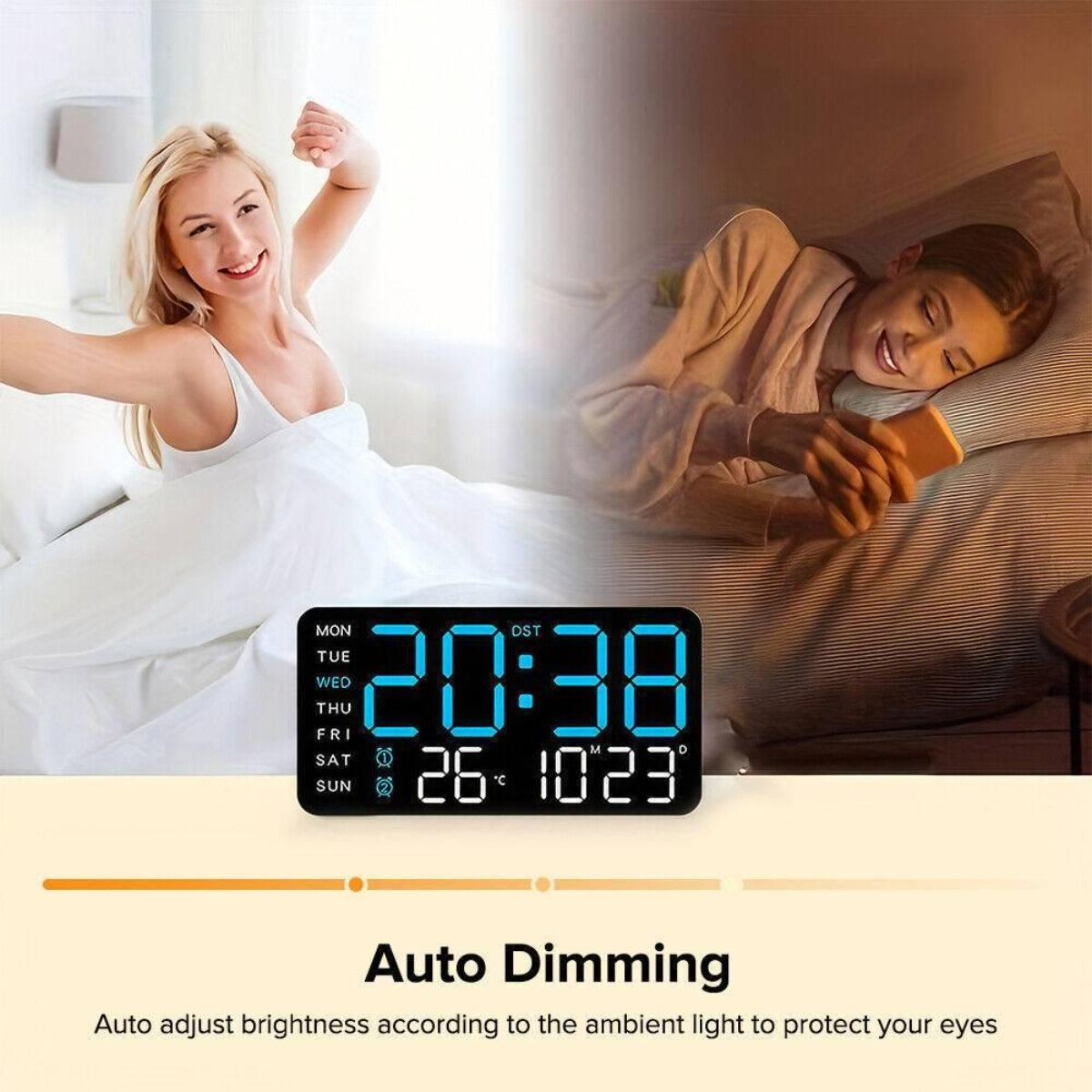 Digitaler Wecker mit Zeit- und Temperaturanzeige. Eine Frau liegt im Bett. Die Uhr hat eine automatische Dimmung.