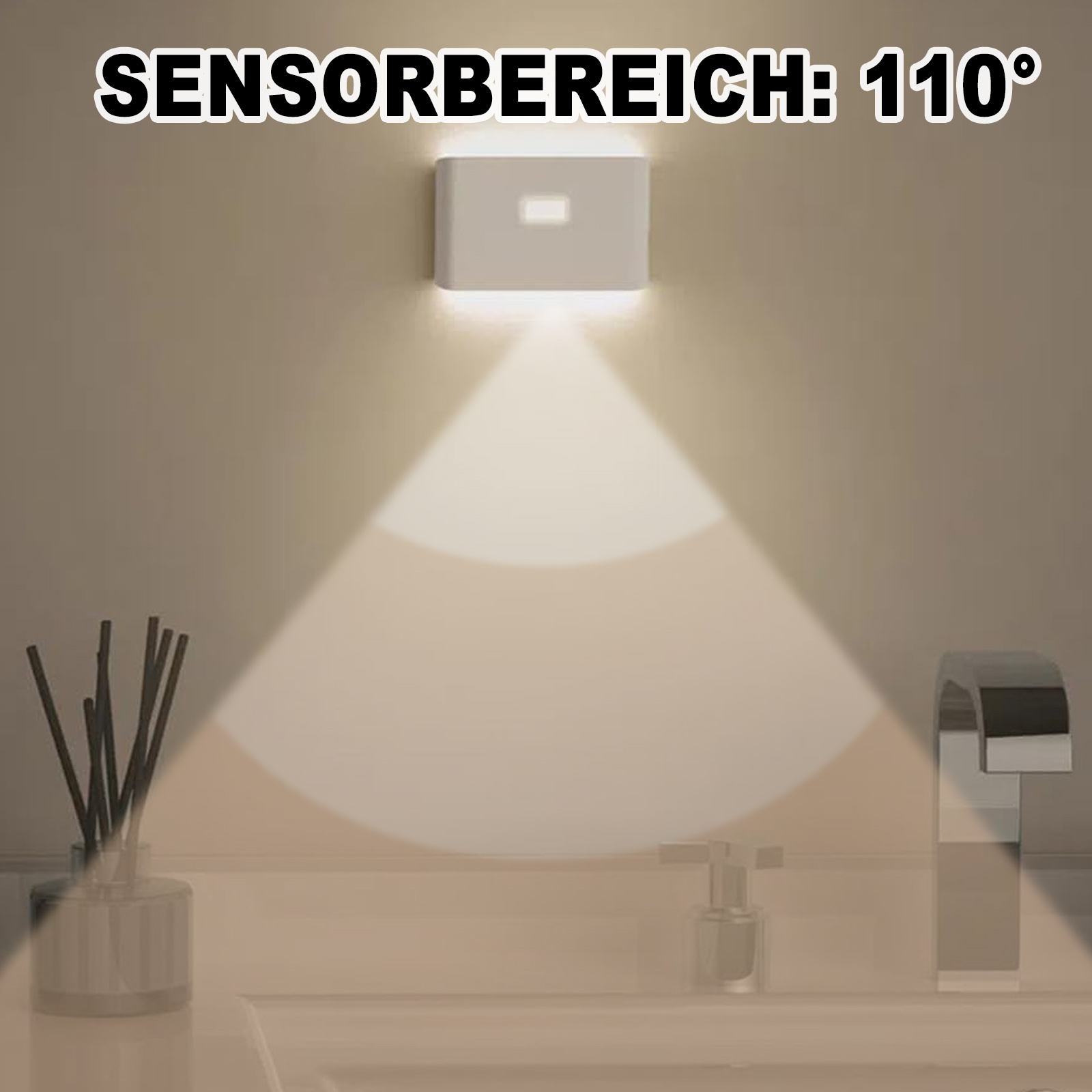 Eine Wandleuchte, die einen Waschbeckenbereich beleuchtet. Der Bereich umfasst ein Waschbecken, einen Wasserhahn und einen Diffusor.