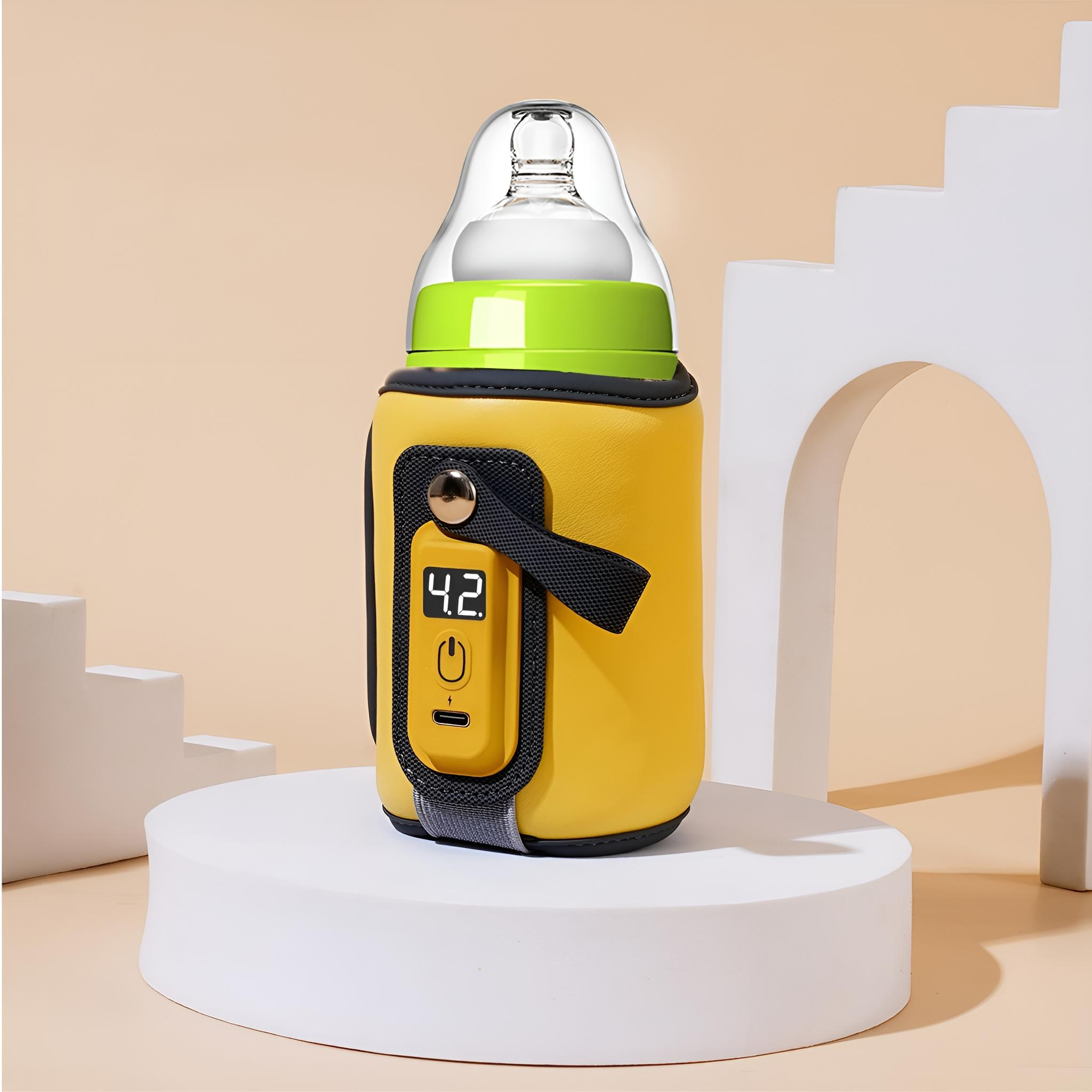 Babyflaschenwärmer mit Flasche. Die Flasche hat einen grünen Deckel. Der Wärmer ist gelb.
