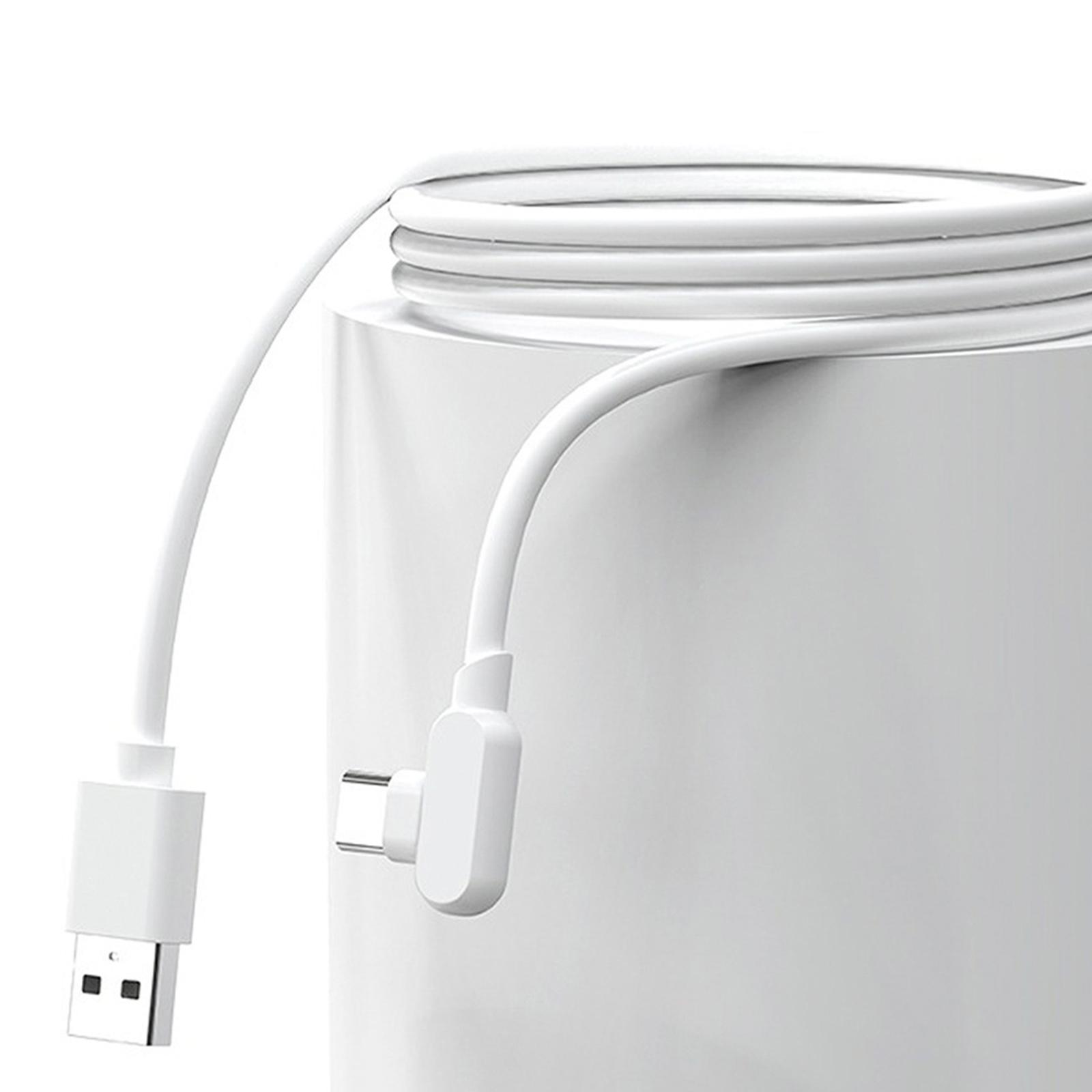 Weißes USB-Kabel mit USB- und Typ-C-Anschlüssen, auf einem weißen Zylinder aufgerollt.