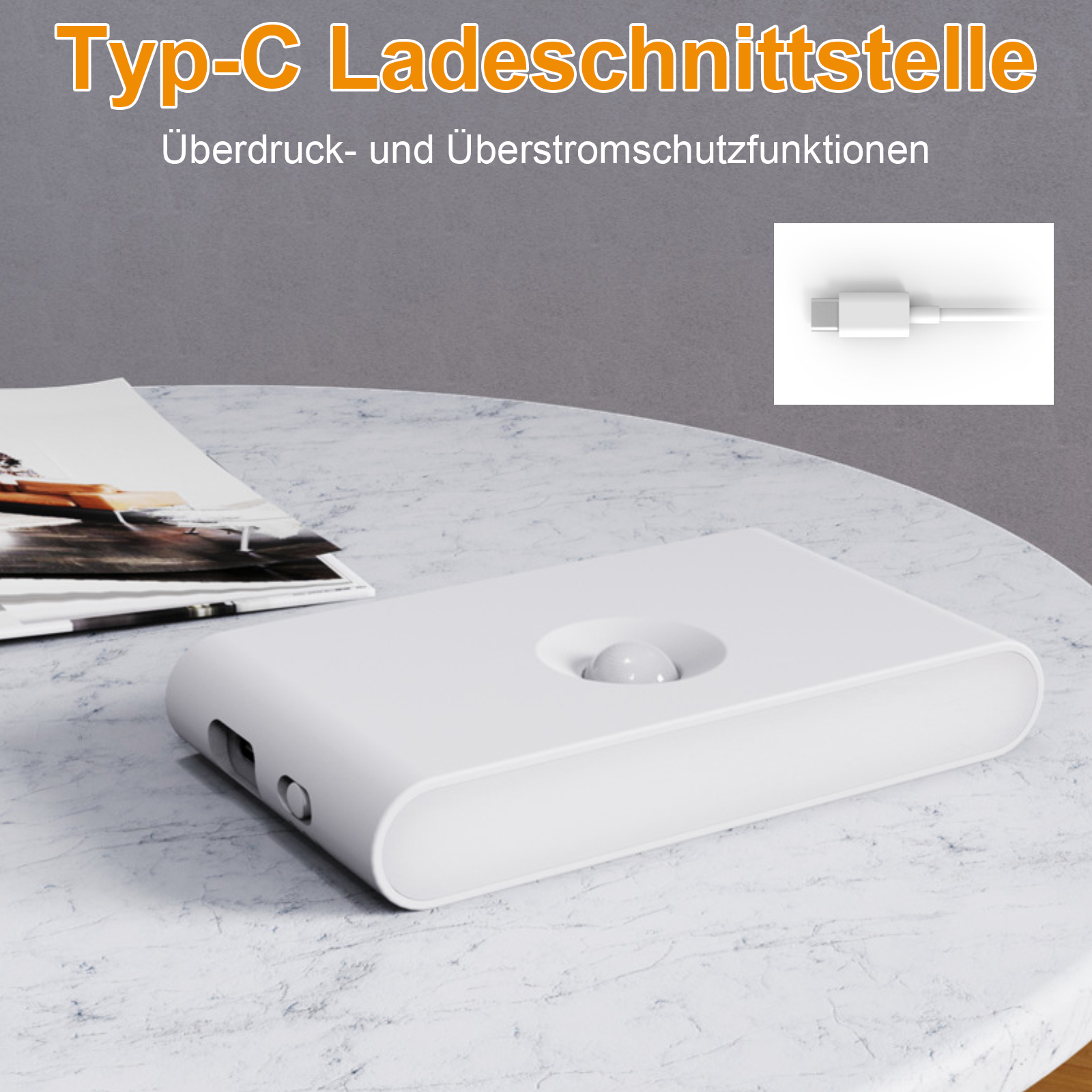 Weißes Ladegerät mit Typ-C-Anschluss auf einem Marmortisch. Ein USB-C-Kabel wird gezeigt.