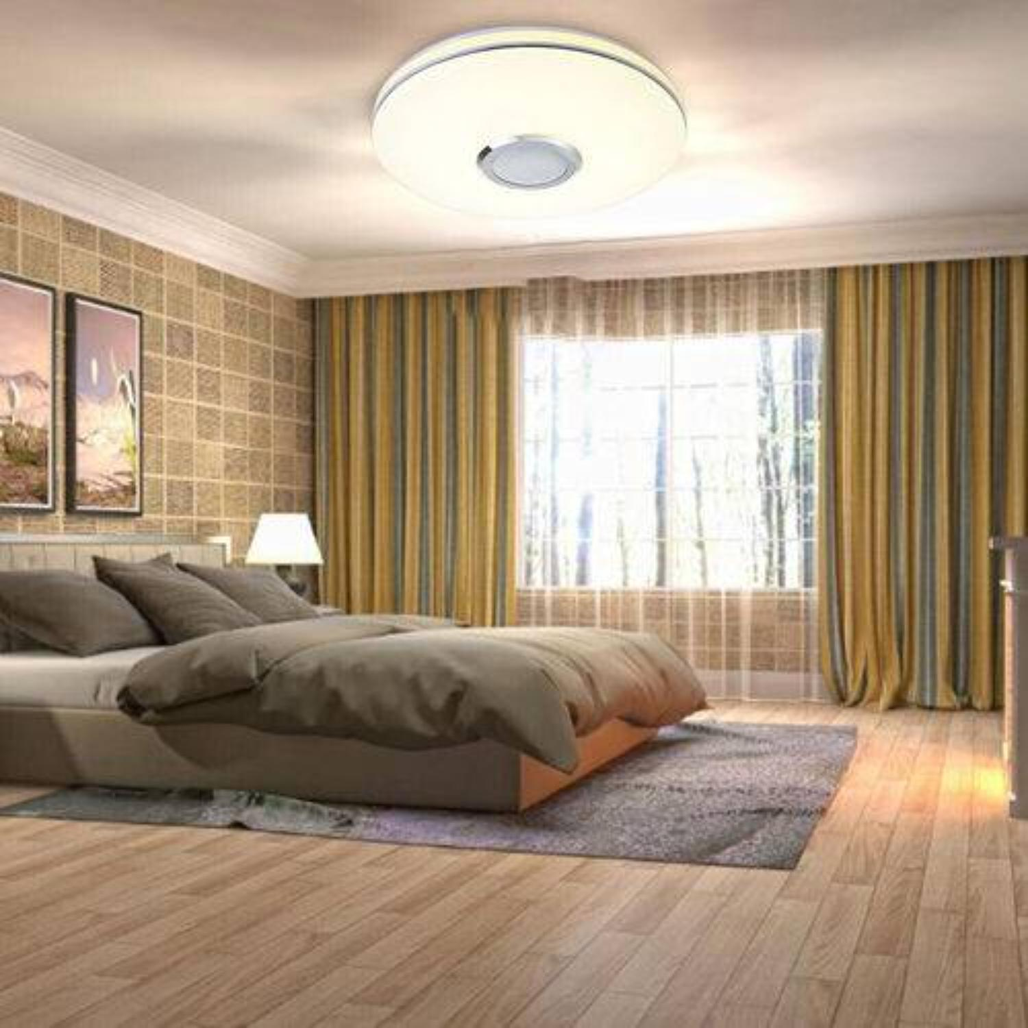 Schlafzimmer-Interieur mit Deckenleuchte, Bett, Vorhängen und Fenster.
