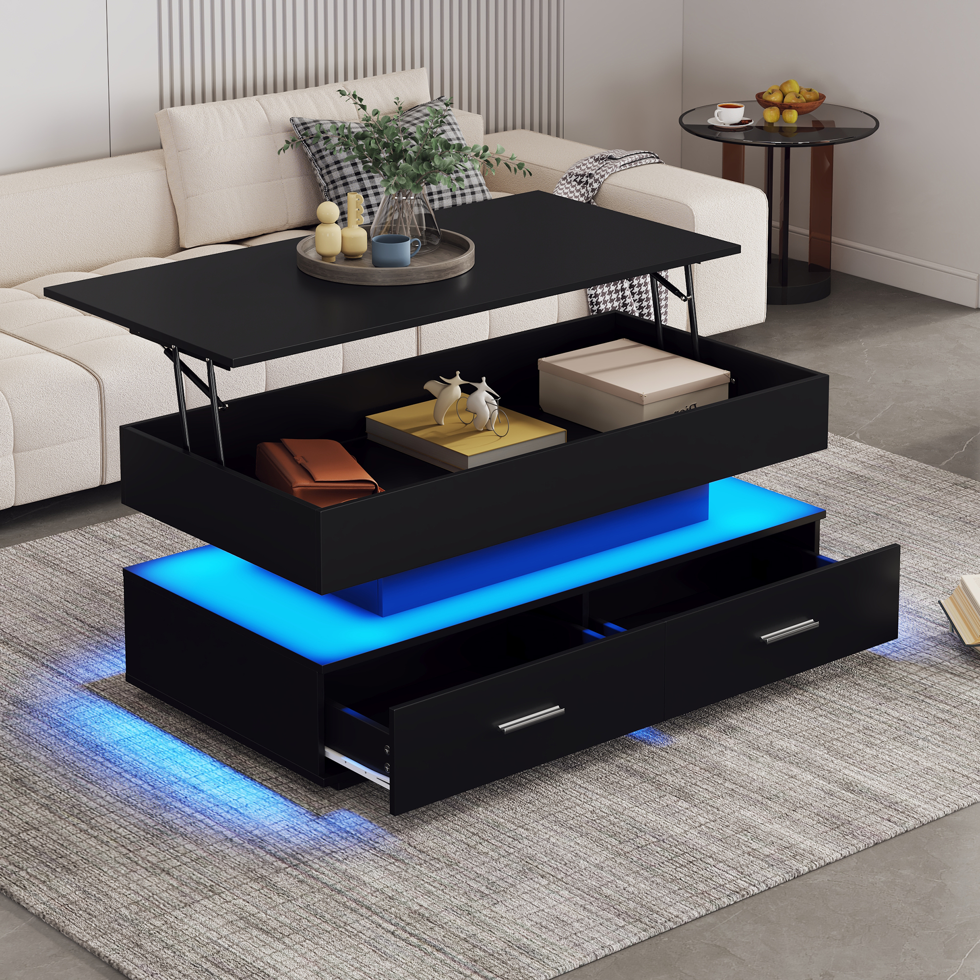 Ein schwarzer Couchtisch mit Schubladen und hochgeklappter Oberseite. Er hat ein blaues LED-Licht in der Mitte. Wohnzimmer im Hintergrund.