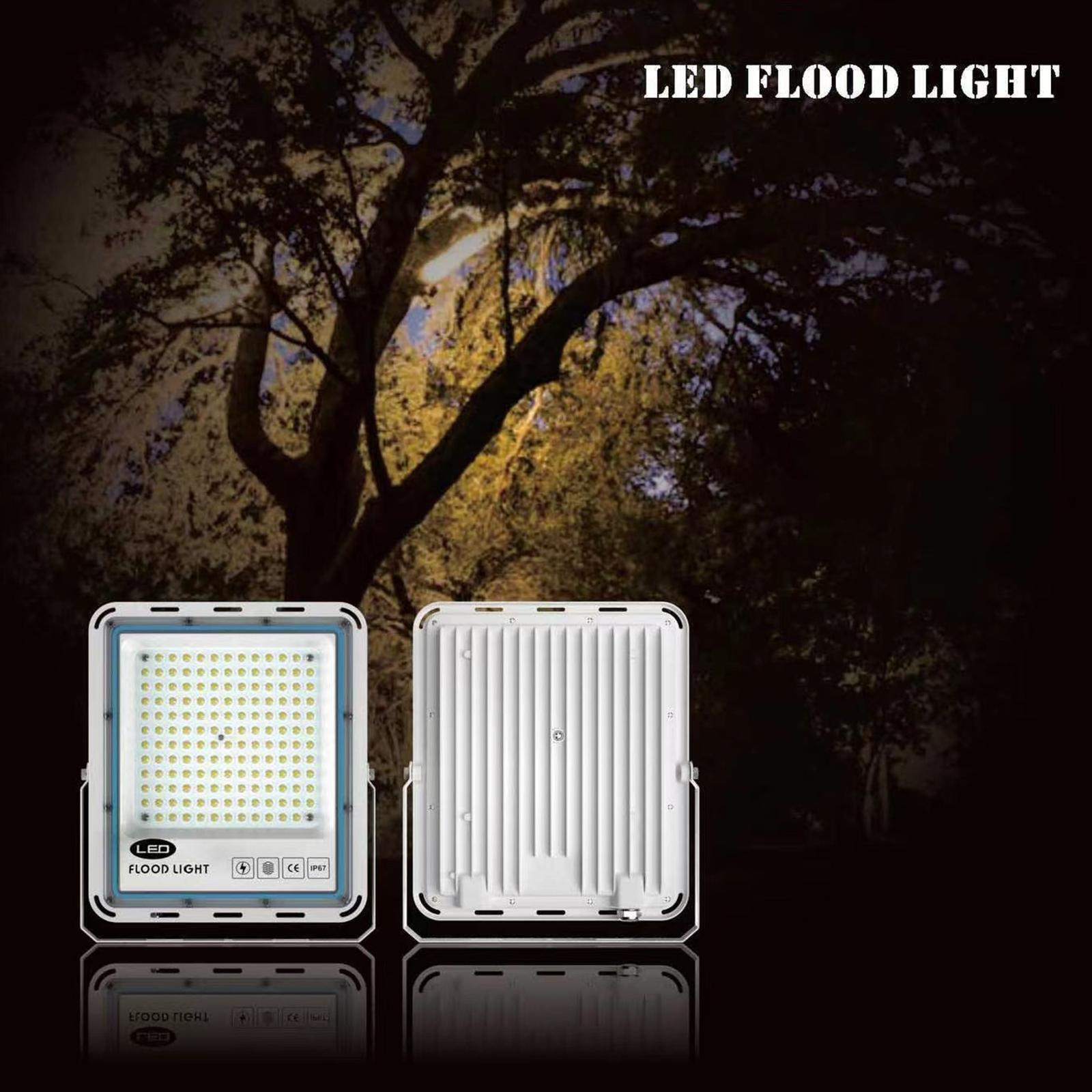 Zwei LED-Flutlichter stehen vor einem dunklen Wald mit einem Baum.