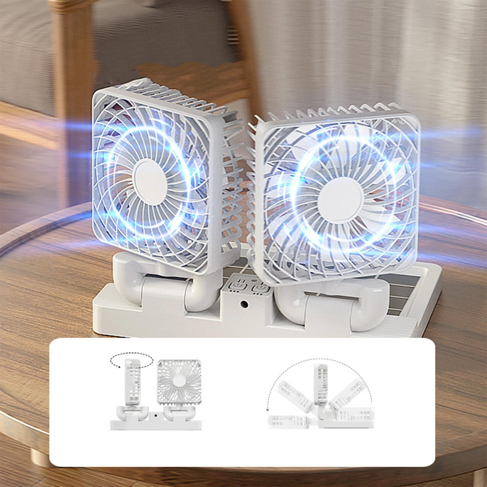 Zwei weiße Ventilatoren mit blauen Lichtern und verstellbaren Winkeln. Sie stehen auf einem weißen Sockel.
