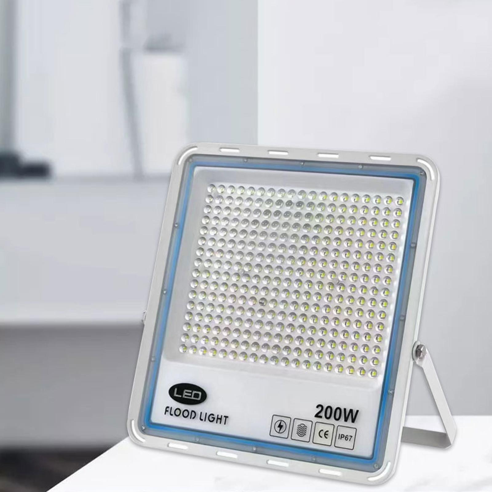Ein 200W LED-Flutlicht steht auf einer weißen Oberfläche. Das Licht hat einen blauen Rahmen.
