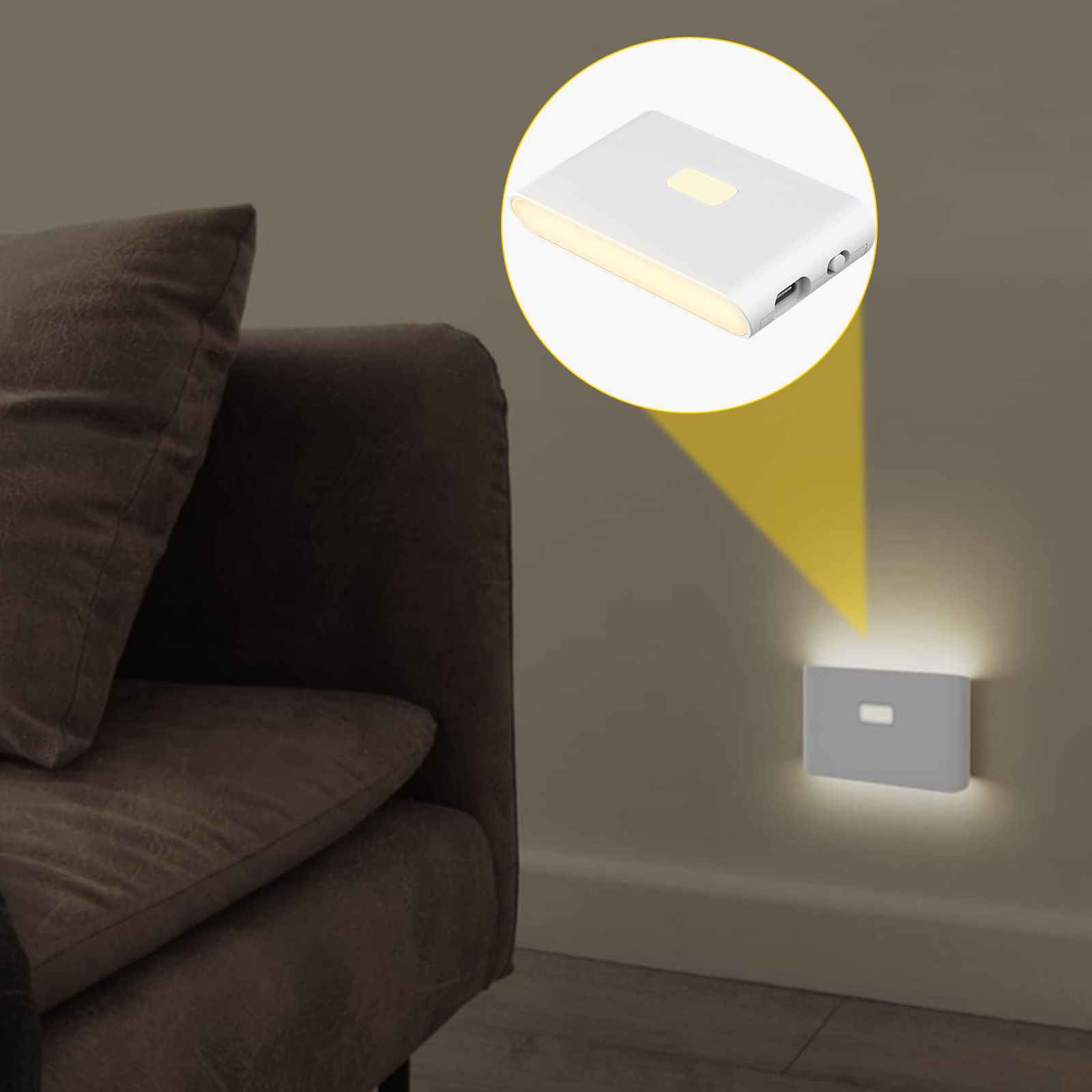 Ein weißes Nachtlicht leuchtet an einer Wand. Links ist eine Couch. Ein Scheinwerfer zeigt das Licht.