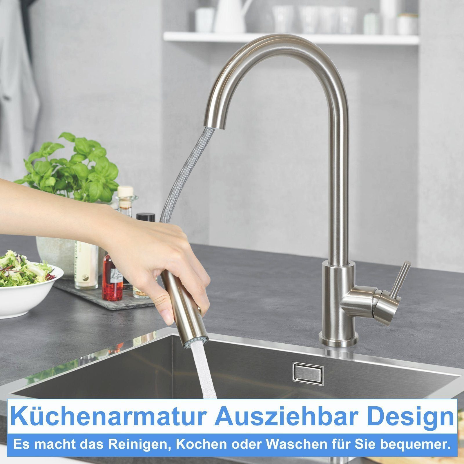 Ein Edelstahl-Küchenhahn mit flexiblem Schlauch wird von einer Hand über einem Waschbecken gehalten.