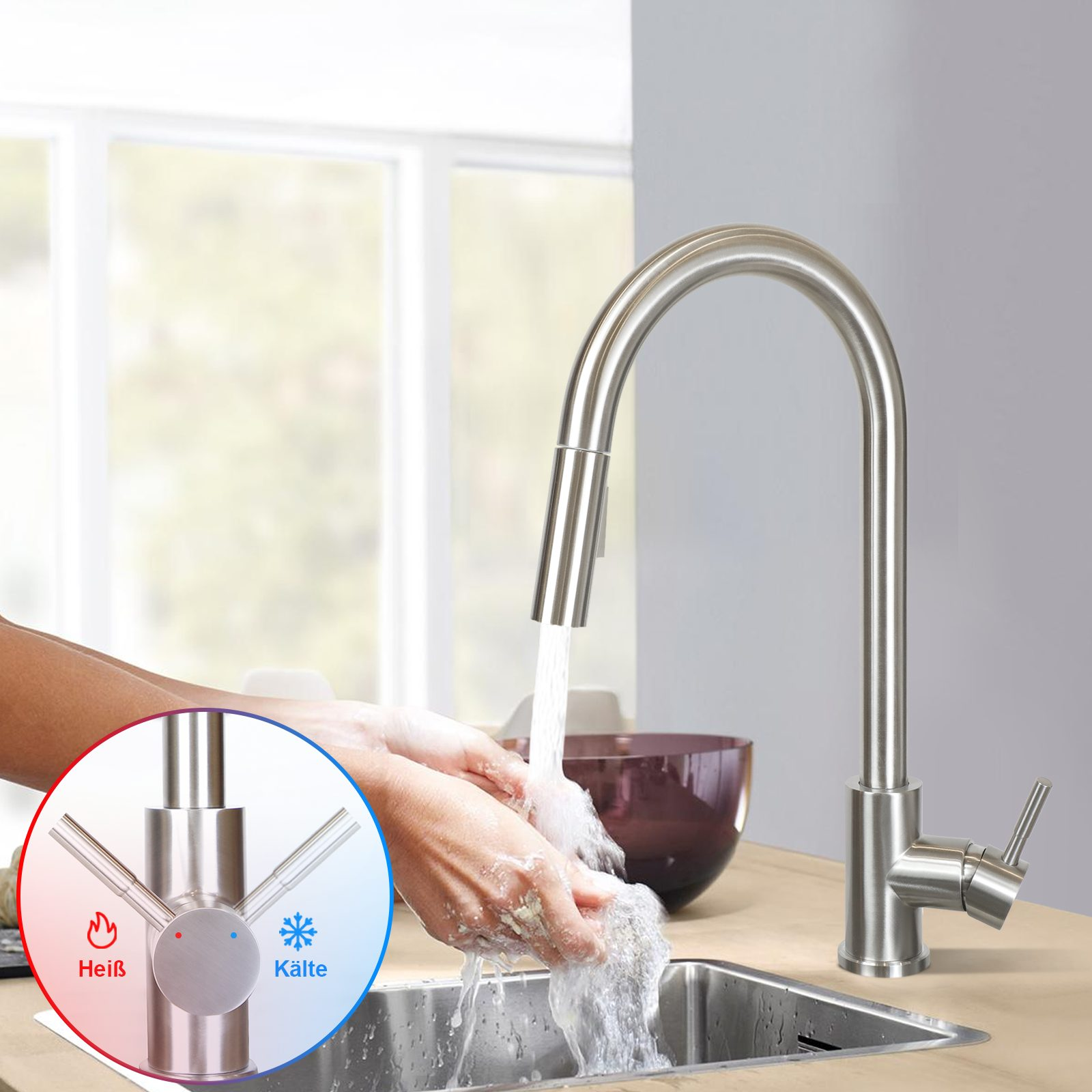 Ein Küchenhahn mit Warm- und Kaltwasseranzeige. Eine Hand hält den Wasserstrahl.