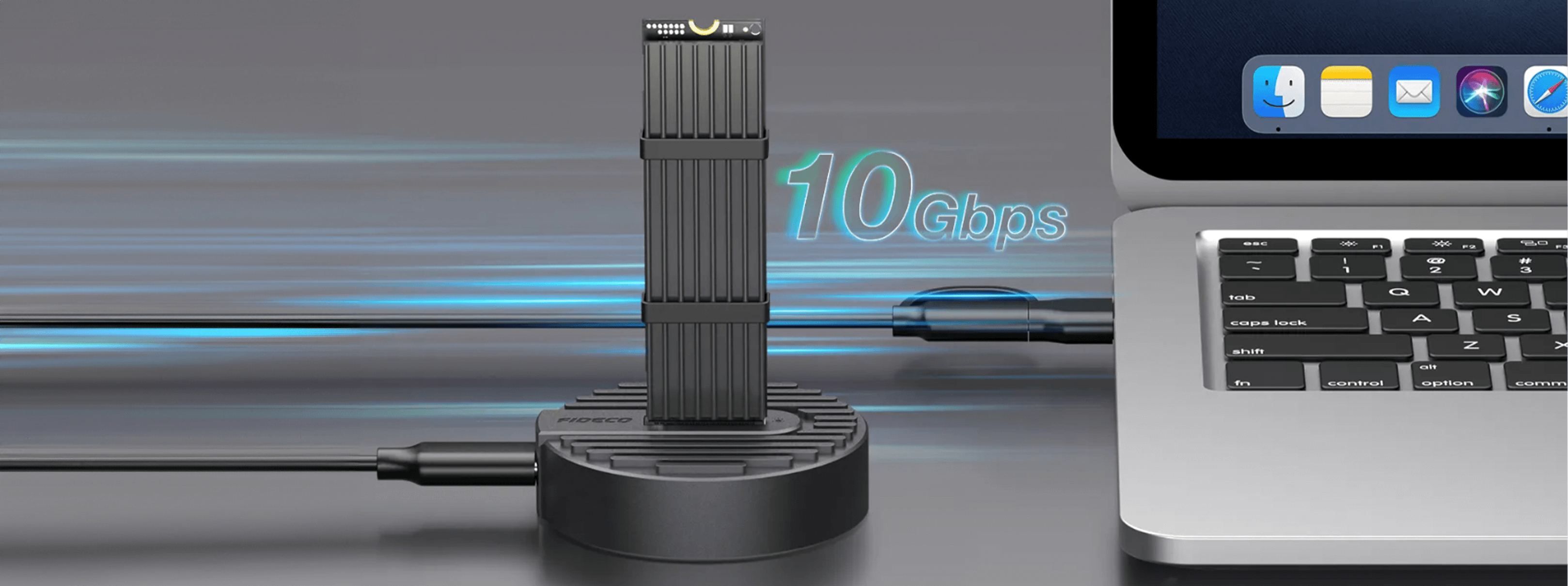 Srebrny laptop podłączony do czarnego urządzenia, tekst 10 Gbps.