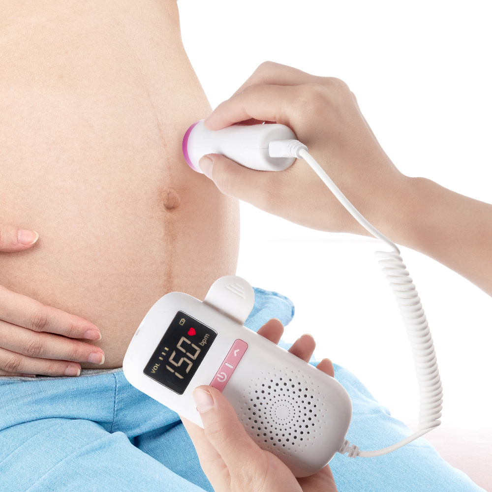 Eine Person verwendet einen Fettdoppler auf einem schwangeren Bauch. Der Doppler zeigt 150 bpm.