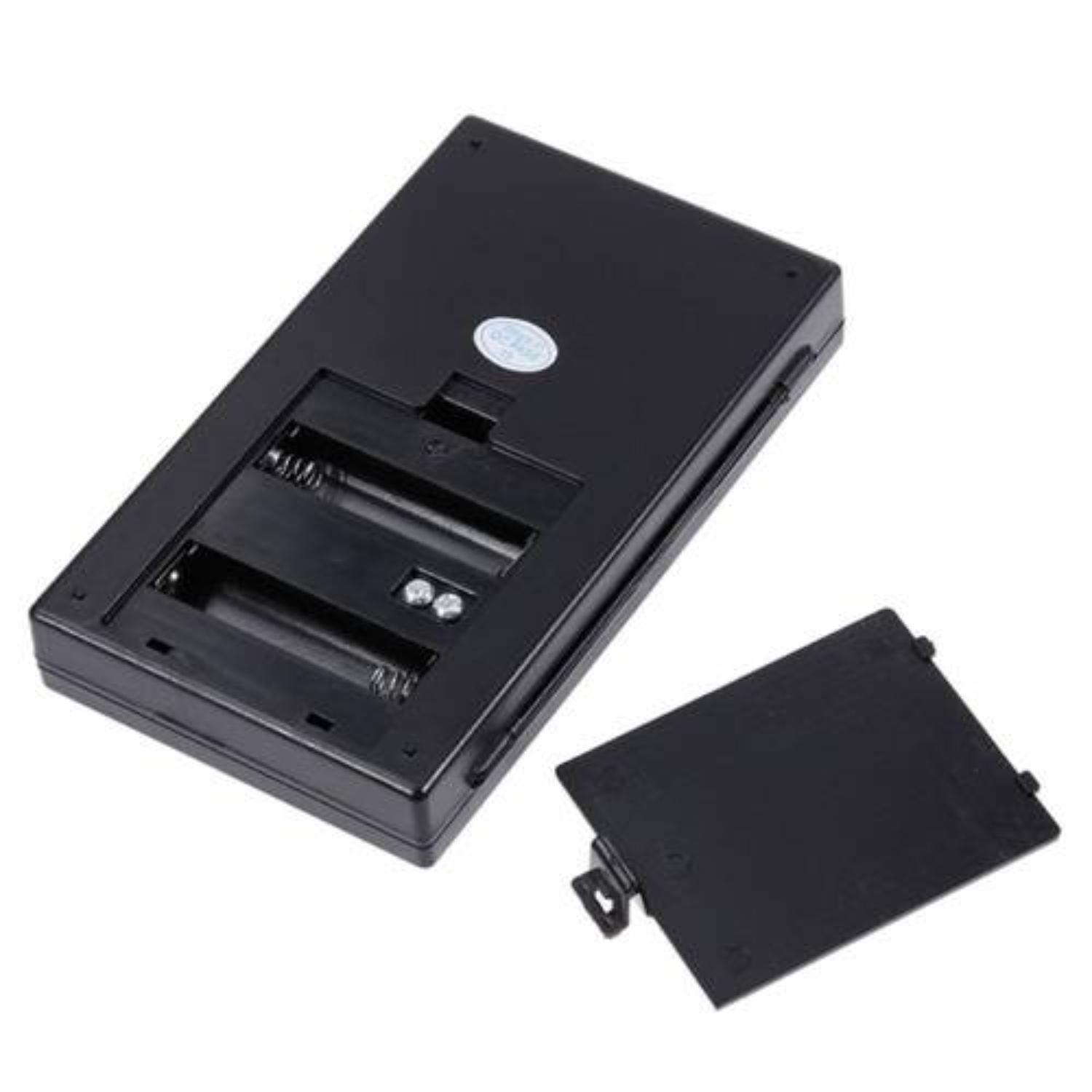 Die Rückseite einer Digitalwaage mit offenem Batteriefach, das die Akkufächer zeigt.