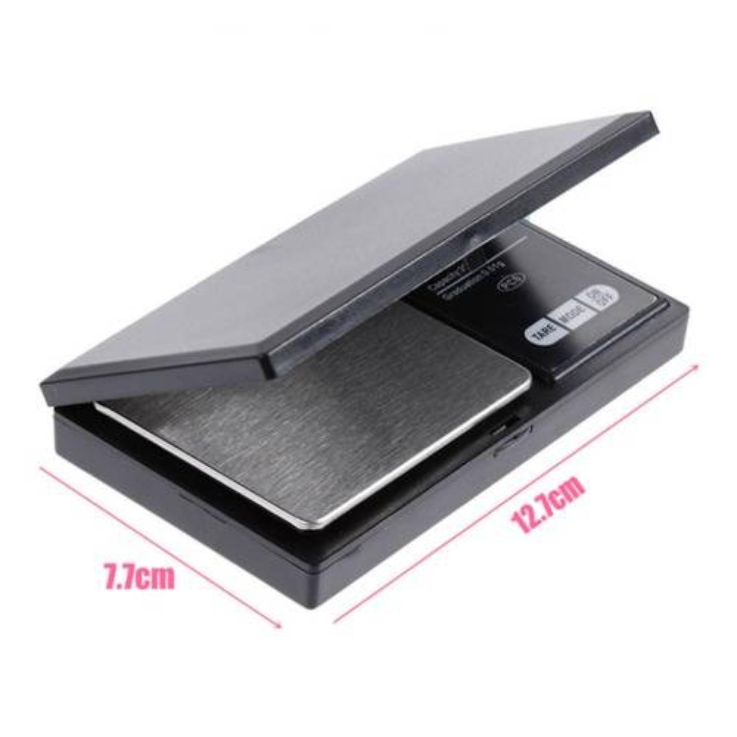 Schwarze Digitalwaage mit den Abmessungen 7,7 cm und 12,7 cm. Die Waage ist geöffnet.