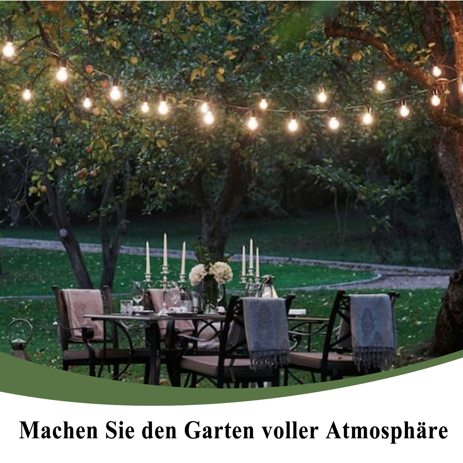 Gartenszene mit Lichterketten, Tisch und Stühlen, die eine warme, atmosphärische Umgebung schaffen.