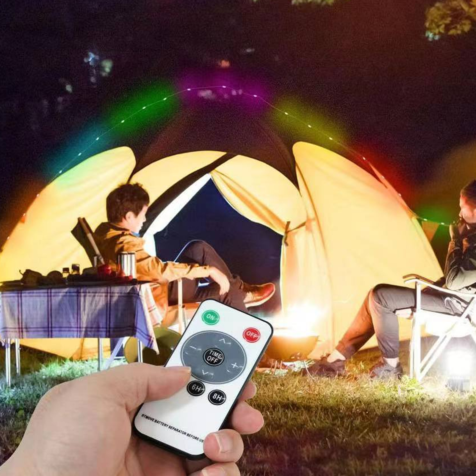 Person im Campingstuhl steuert mit Fernbedienung farbige Lichterketten.