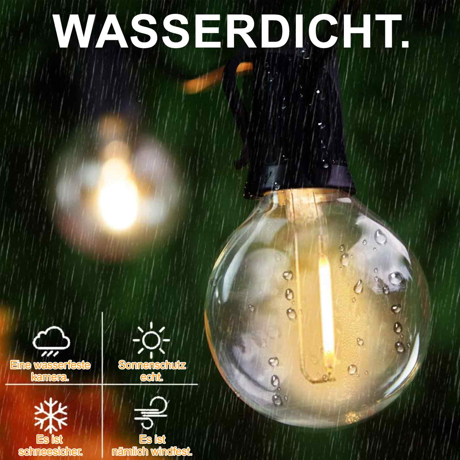Nahaufnahme einer Solar-Lichterkette. Die Glühbirne ist klar und enthält einen beleuchteten Glühfaden. Wassertropfen.