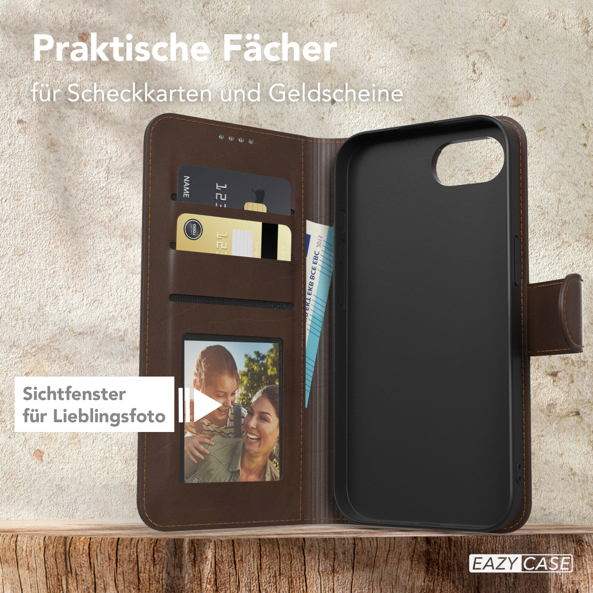 Offene braune Leder-Handyhülle mit Karten, Bild und Telefon auf Holzoberfläche.