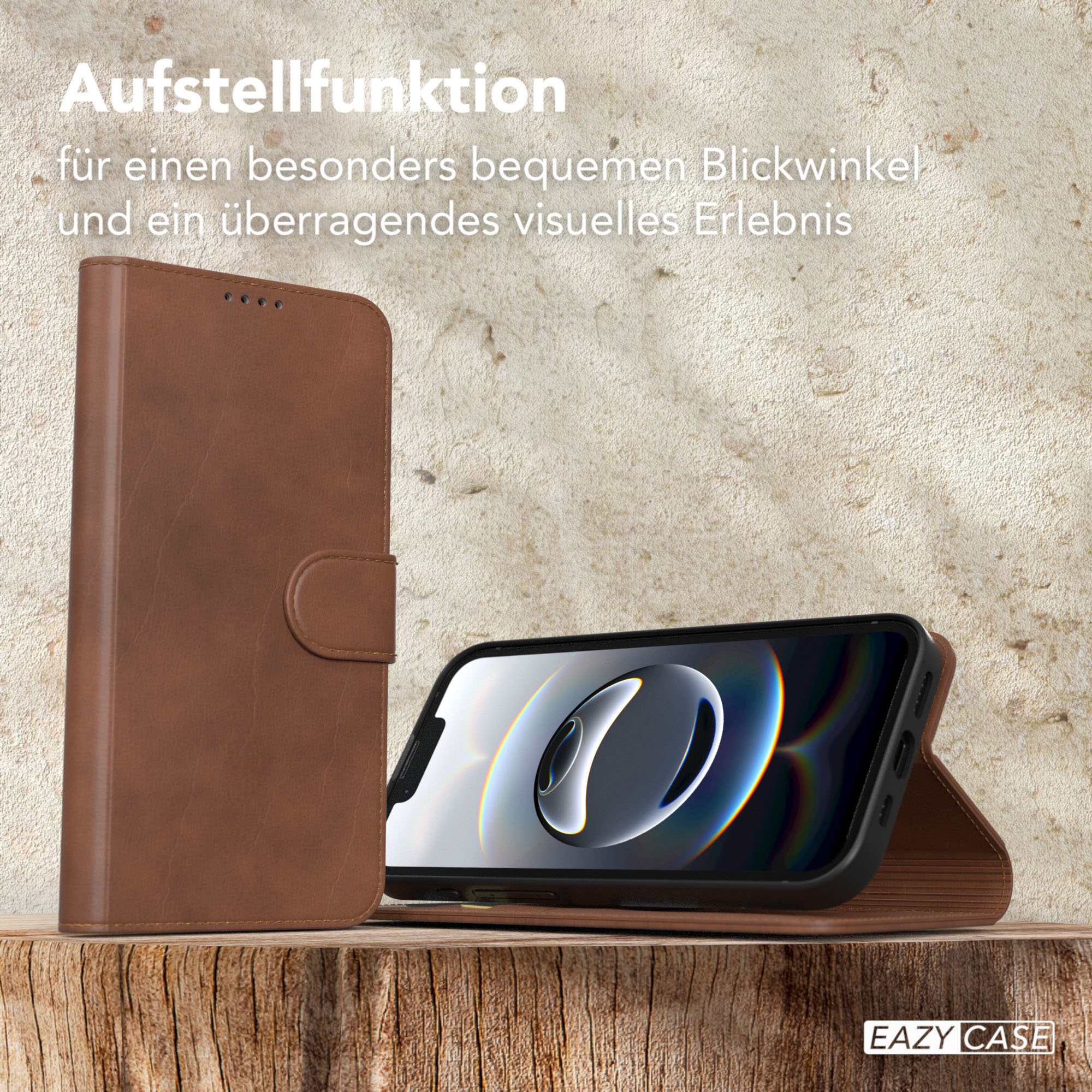 Eine braune Handyhülle mit einem Telefon darin, das auf einer Holzoberfläche liegt.