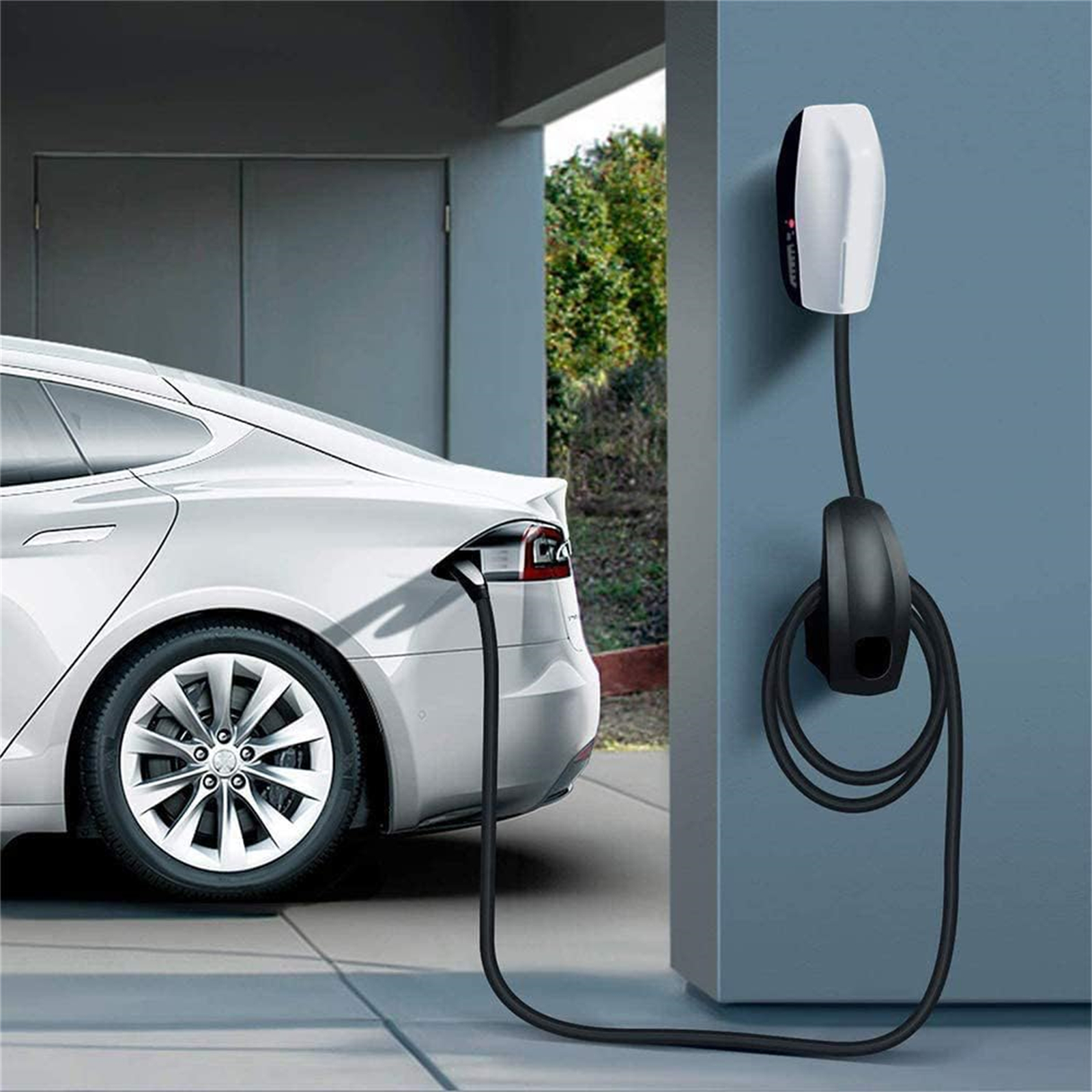 Ein Elektroauto, das an einer Ladestation an einer Wand geladen wird.