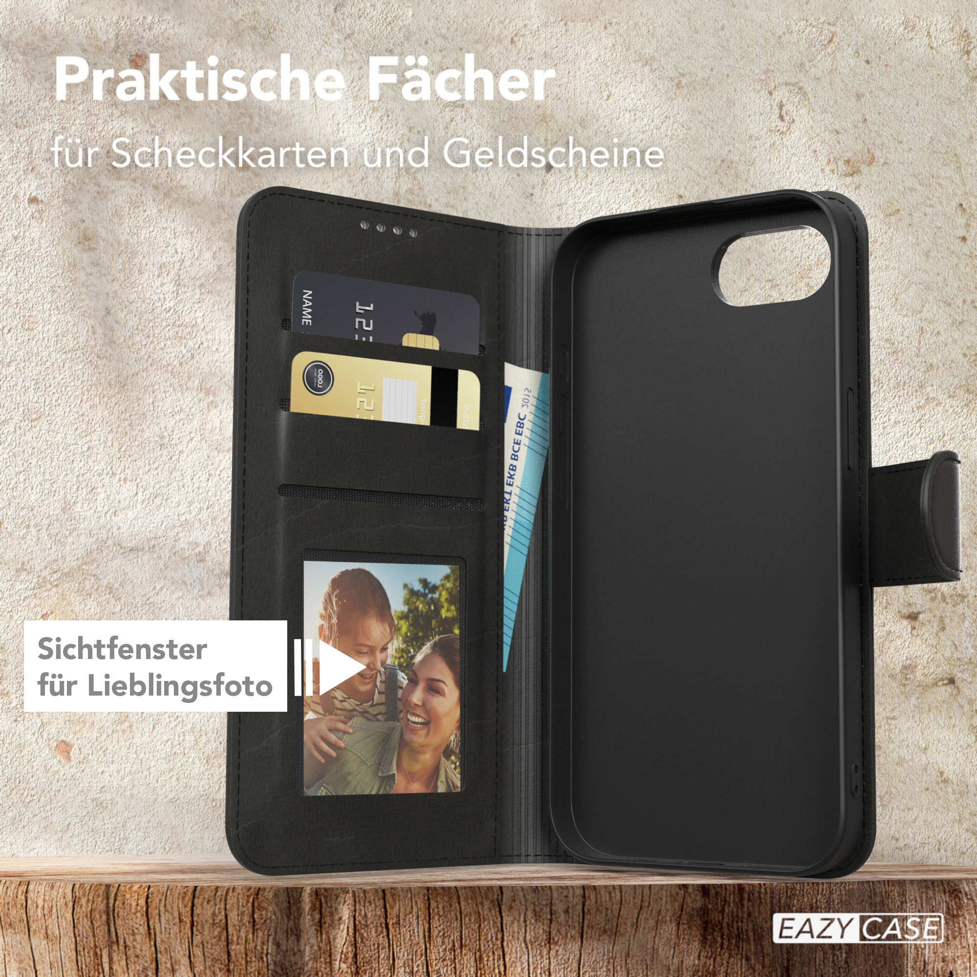 Schwarze Handyhülle, offen, mit Kartenfächern und einem Foto. Auf Holz.