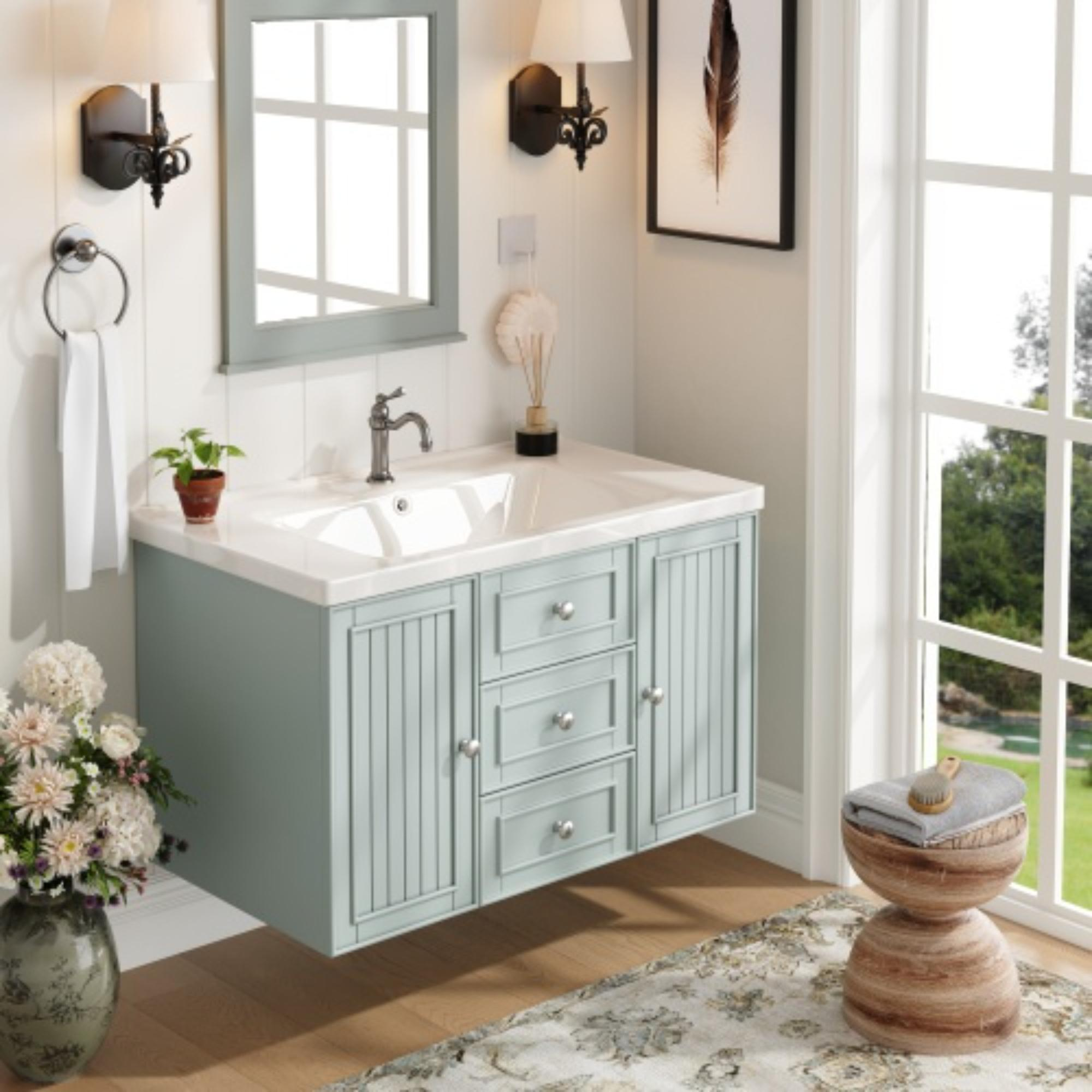 Badezimmer mit blauem Schrank, Spiegel und Fenster. Blumen und Deko vorhanden.