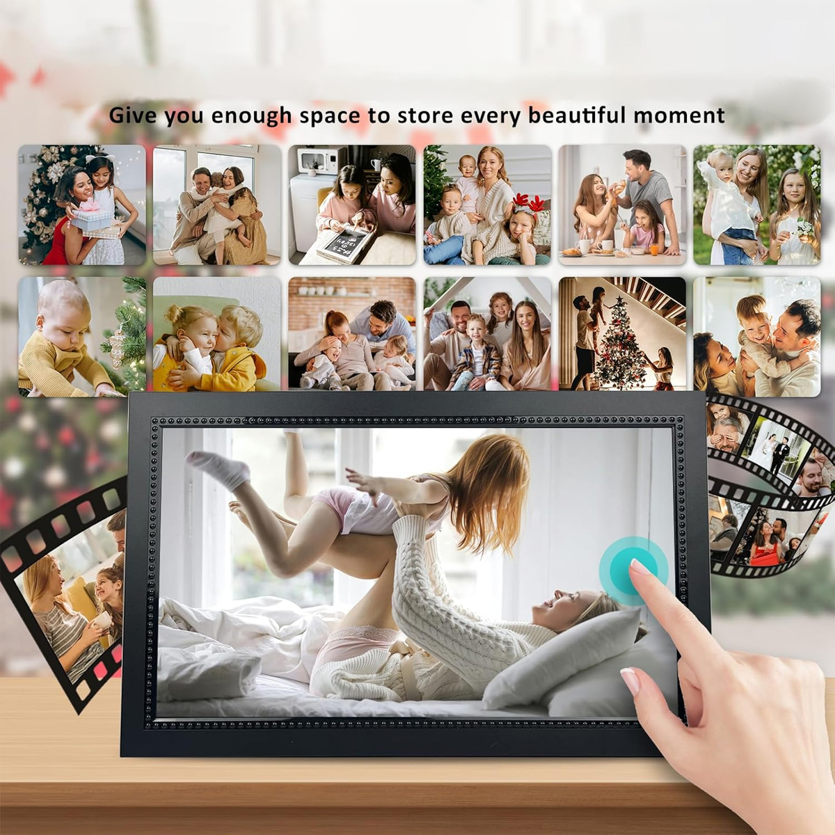 Digitaler Fotorahmen mit mehreren Fotos. Eine Hand berührt den Rahmen.