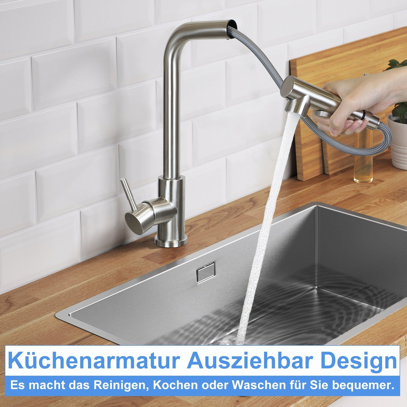 Hand hält ausziehbare Küchenarmatur, die Wasser in ein Waschbecken sprüht.