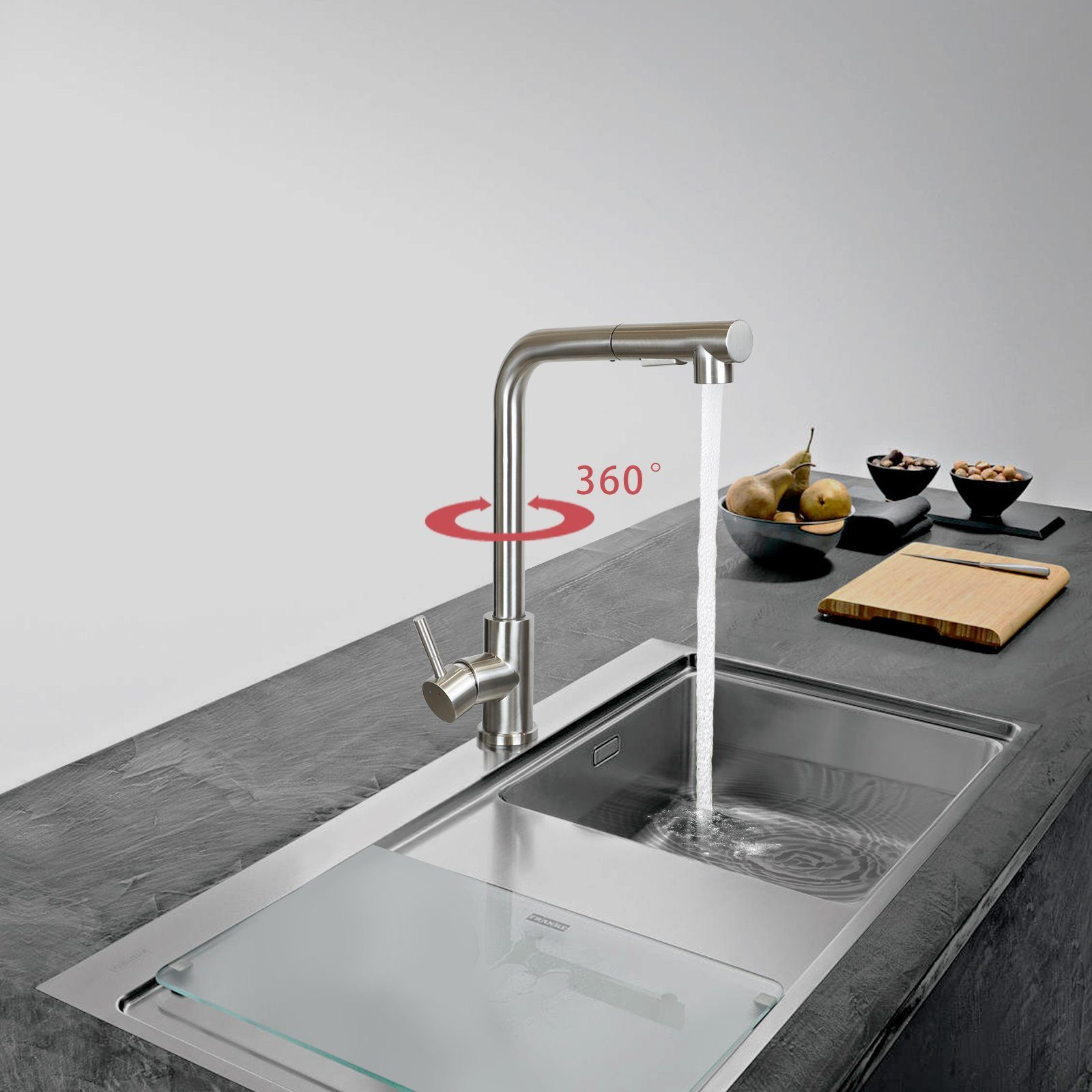 Küchenarmatur, die Wasser in ein Waschbecken abgibt. Ein 360-Grad-Drehsymbol.