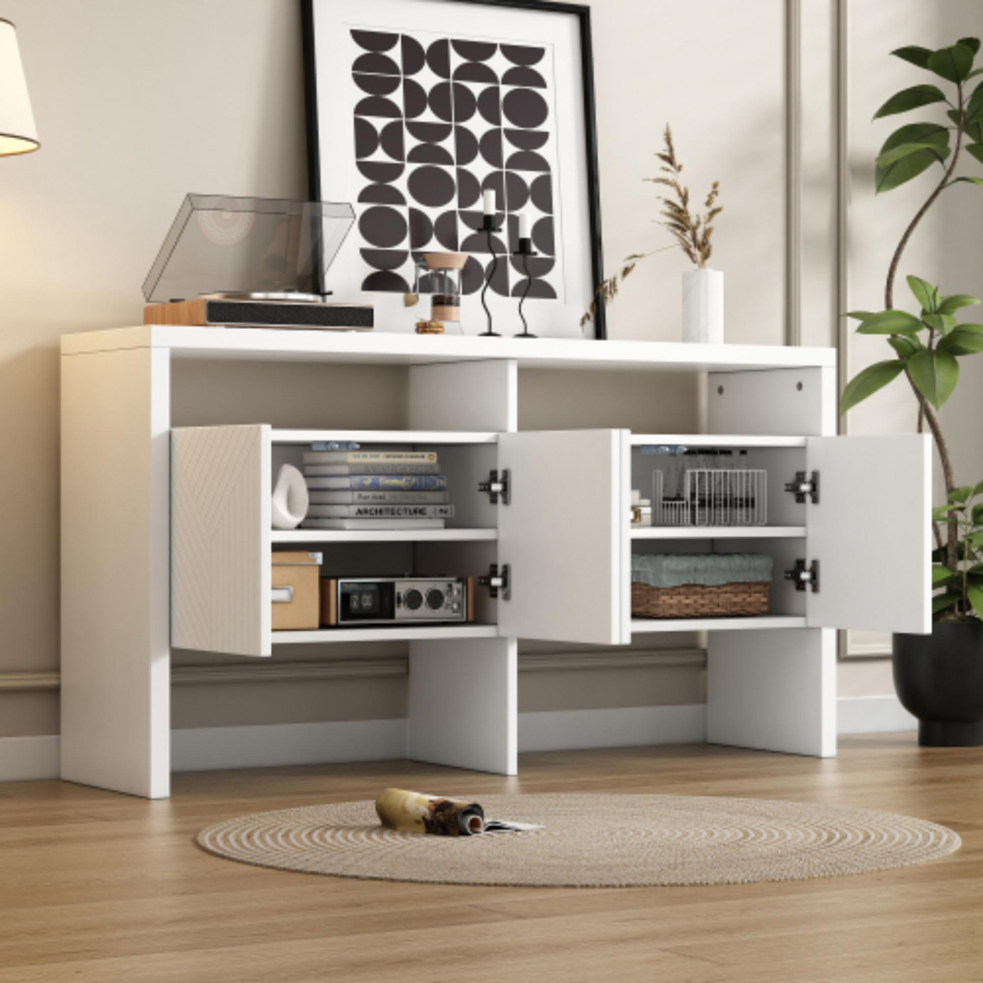 Weißes Sideboard mit offenen Türen, Objekte in den Regalen und ein runder Teppich.