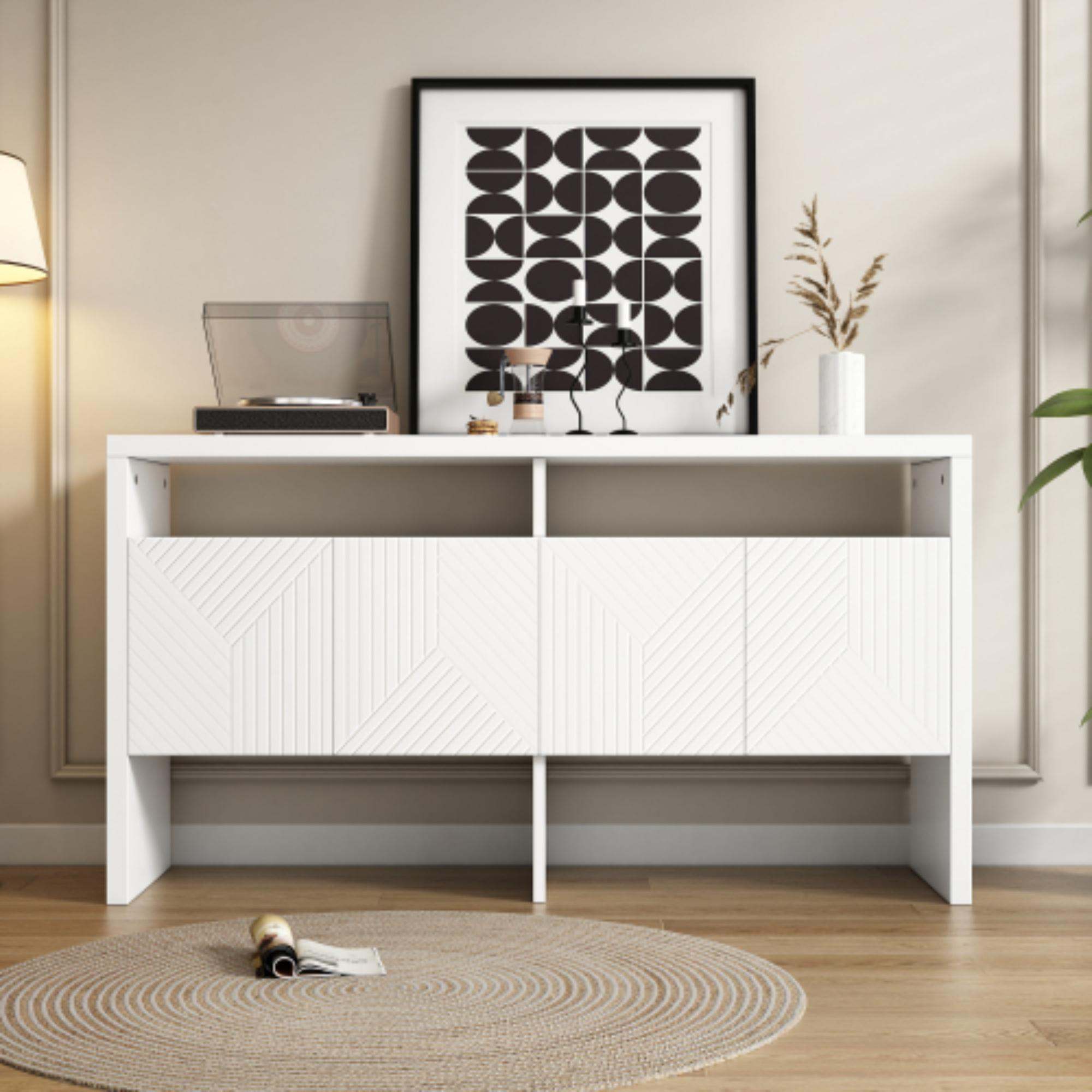 Weißes Sideboard mit geometrischem Muster und offenen Türen, Objekte auf Regalen.