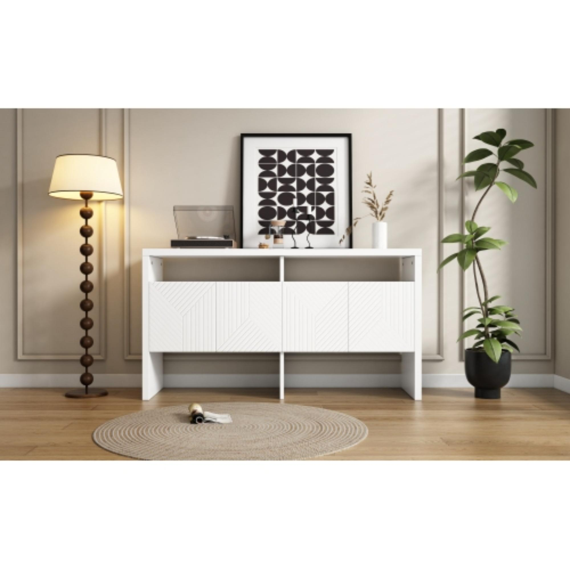 Weißer Schrank mit Kunst, Lampe und Pflanze. Ein Plattenspieler und ein Teppich im Vordergrund.