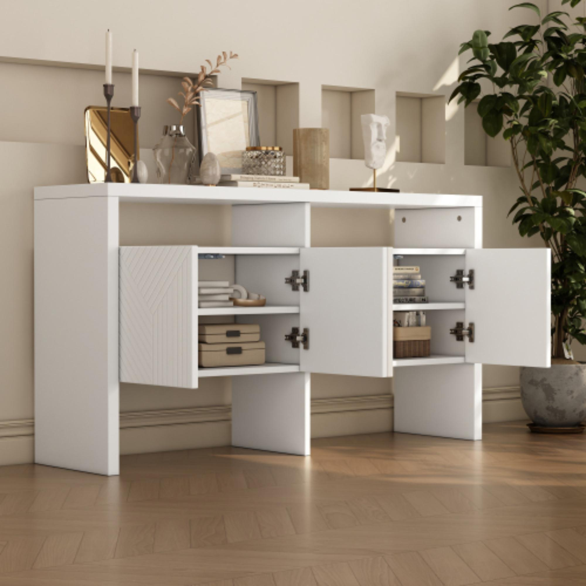 Weißes Sideboard mit offenen Türen, Objekte auf Regalen, Kerzen und einer Pflanze.