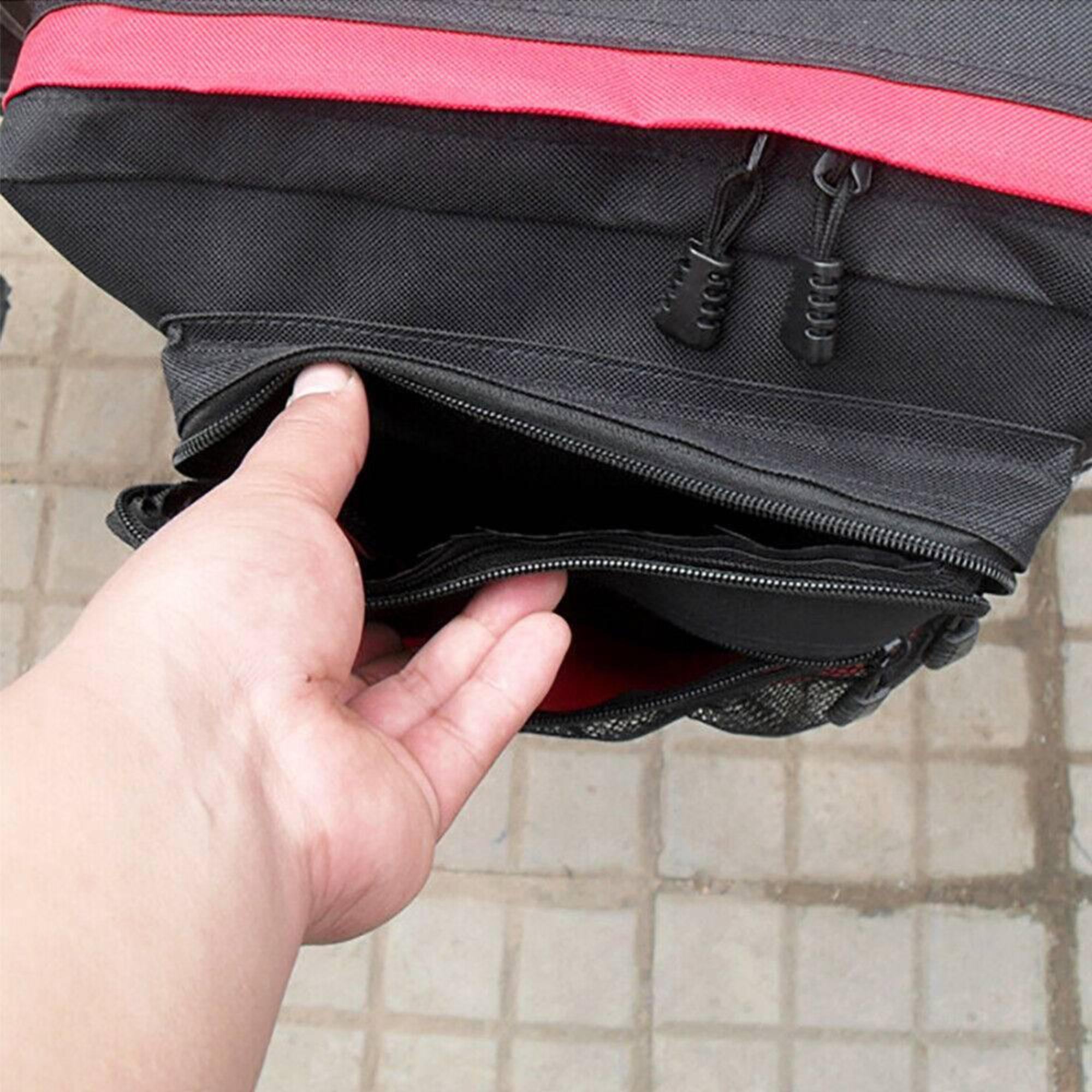 Nahaufnahme einer Hand, die eine schwarze Tasche mit rotem Rand öffnet und Innentaschen zeigt.