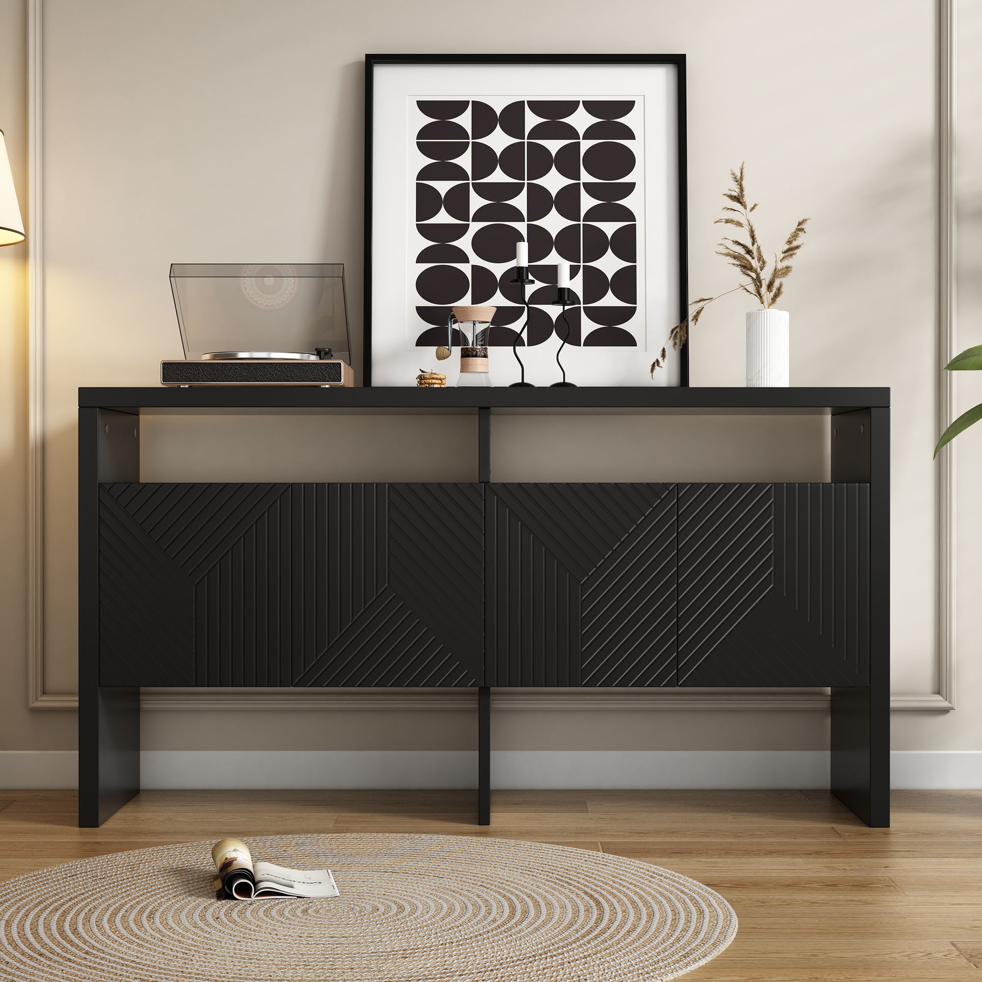 Schwarzer Schrank mit gemusterten Türen. Plattenspieler, Kunstwerk und Dekorationen oben. Holzboden.