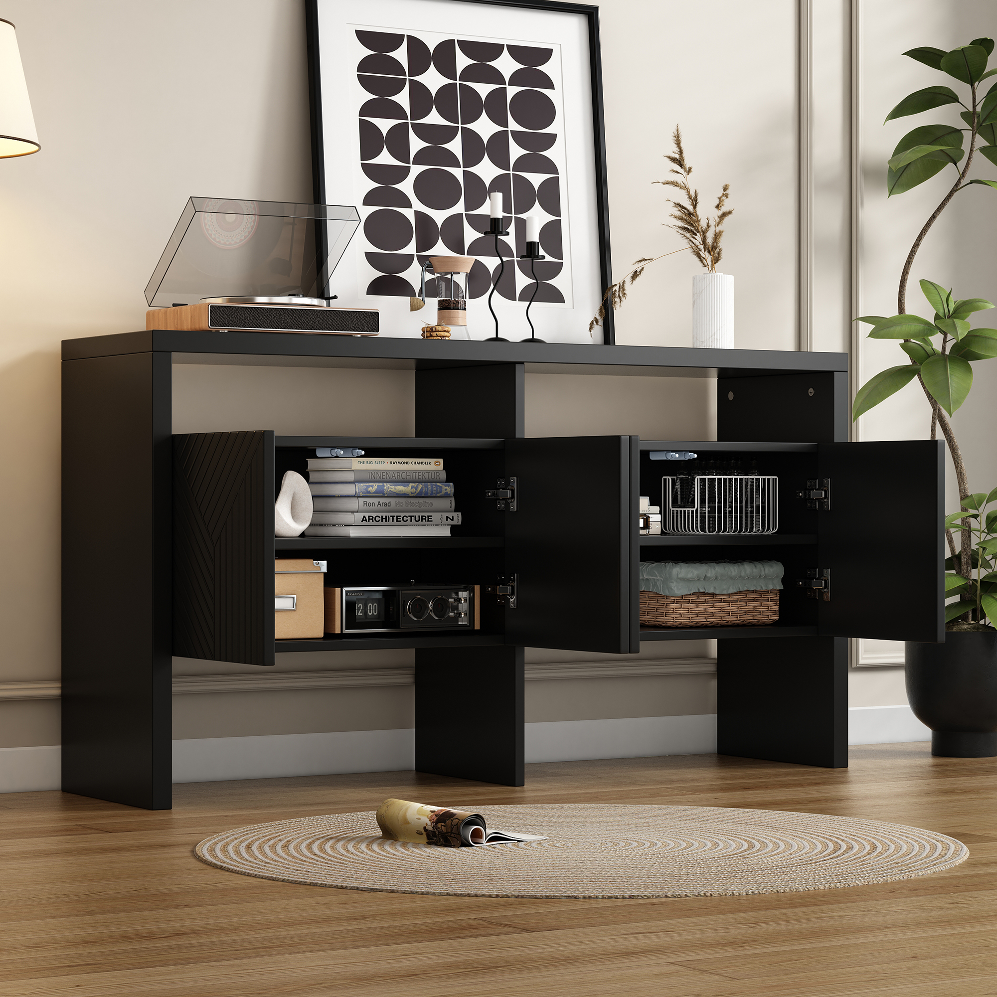 Schwarzer Schrank mit offenen Türen, der Regale mit Büchern, Dekorationen und einem Korb zeigt. Holzboden.