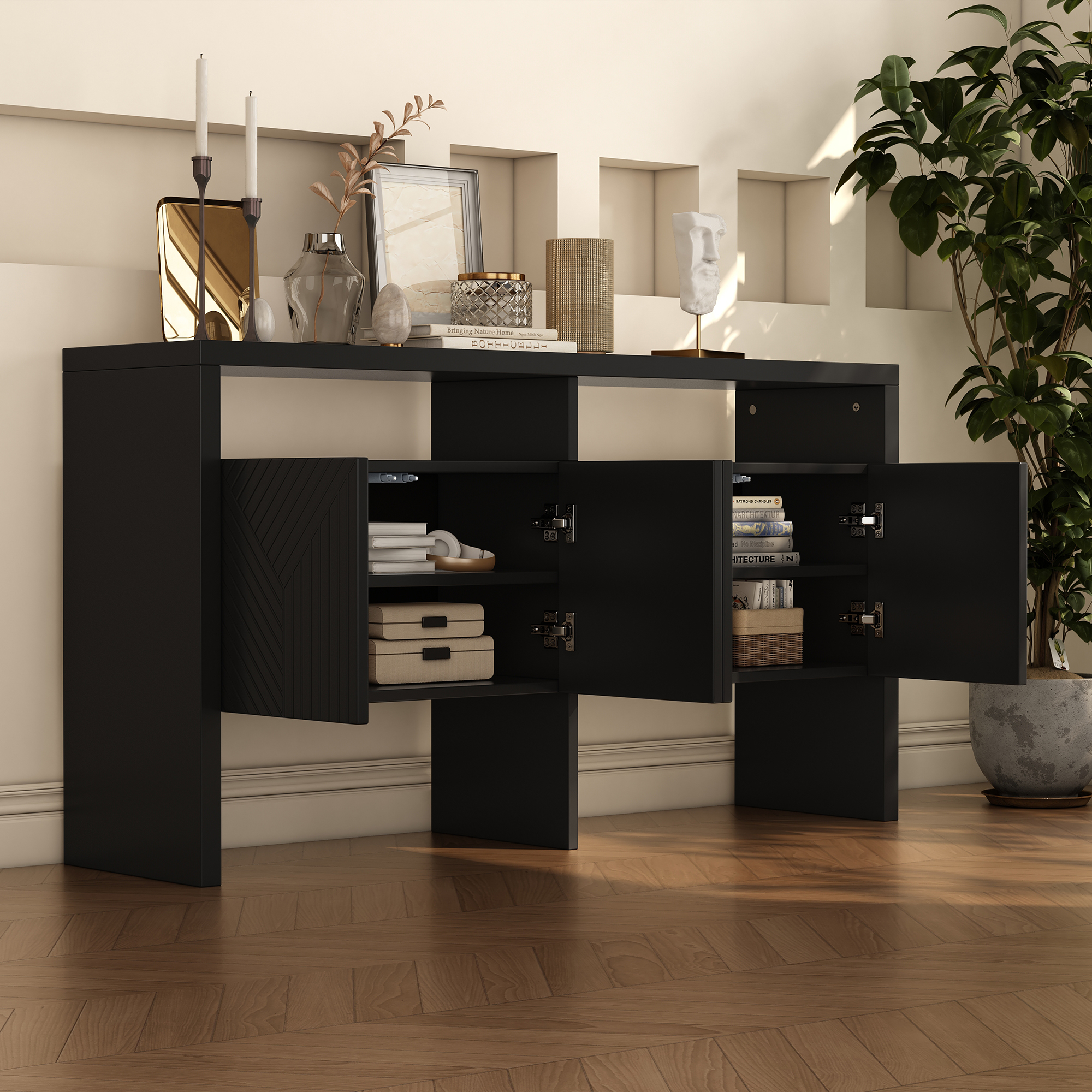 Schwarzer Schrank mit offenen Türen, die Regale mit Gegenständen freigeben. Eine Vase, Kerzen und andere Dekorationen oben.
