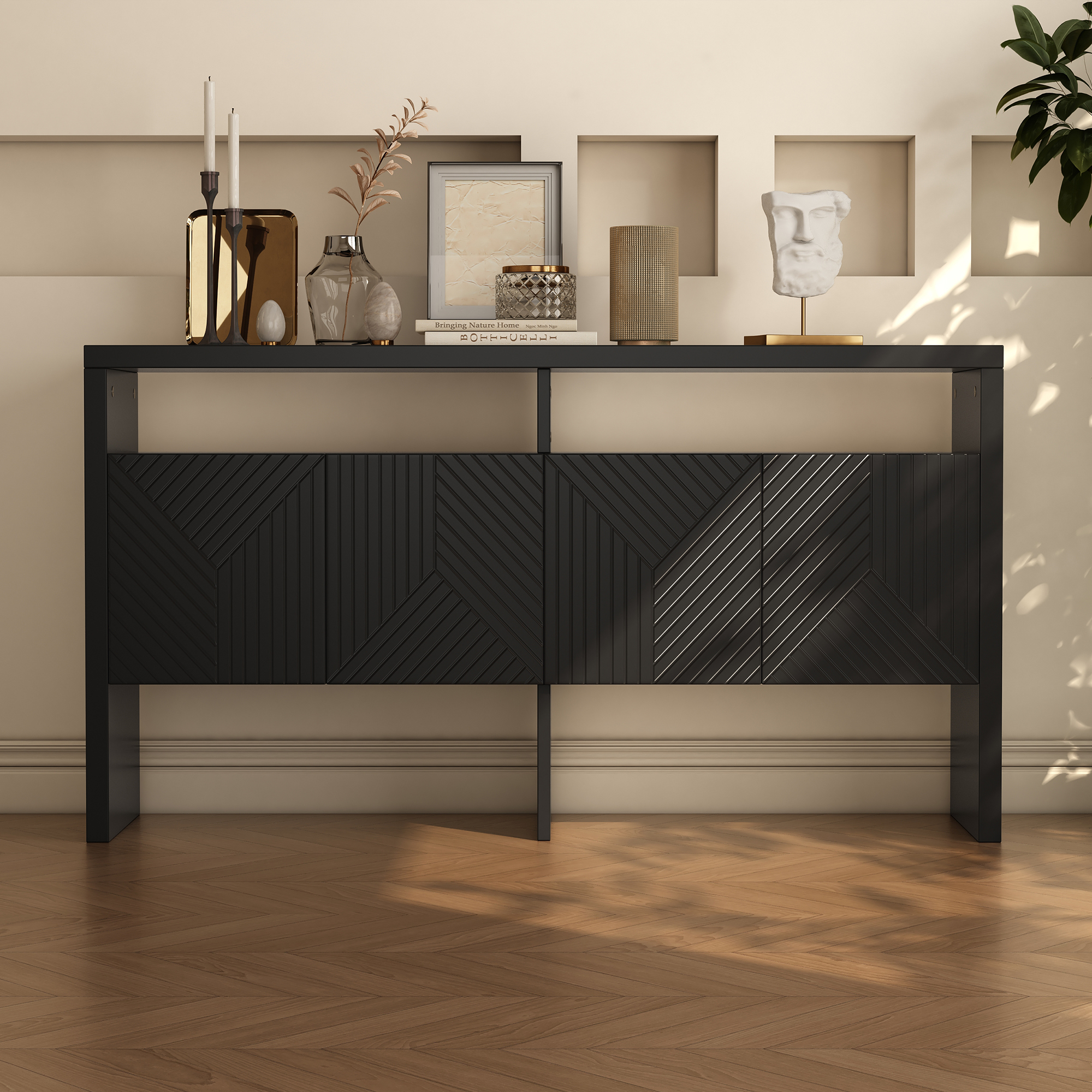 Schwarzer Schrank mit geometrischen Mustern. Der Schrank steht auf einem Holzboden vor einer Wand.