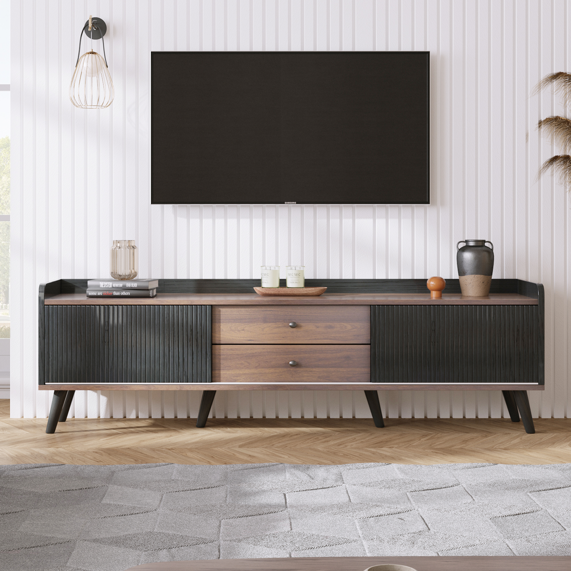 TV-Ständer mit schwarzem Fernseher, braunem Holz, schwarzen Akzenten und Dekoration. Auf dem Boden liegt ein Teppich.