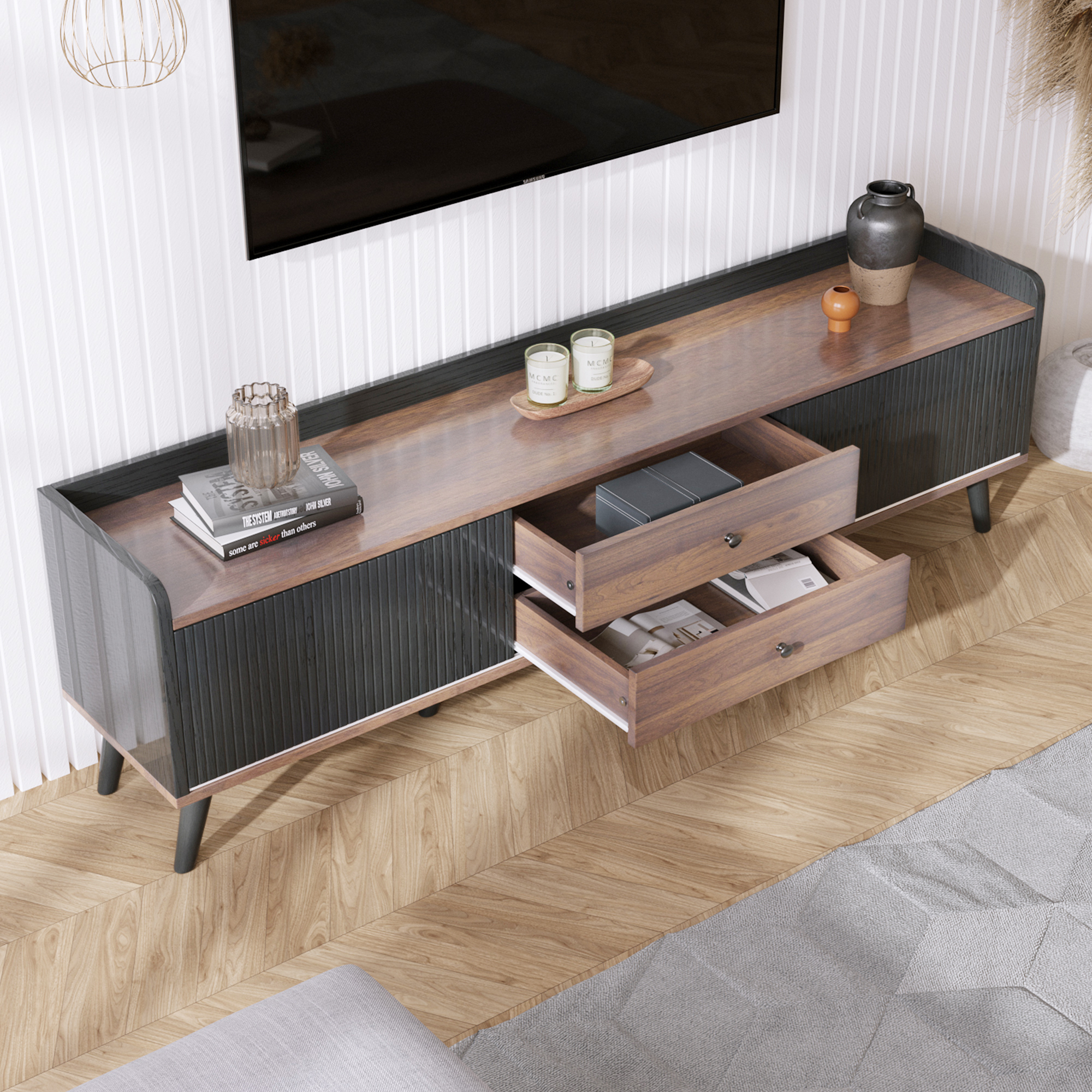 TV-Ständer mit schwarzem Fernseher, braunem Holz, schwarzen Akzenten und Dekoration. Teppich.