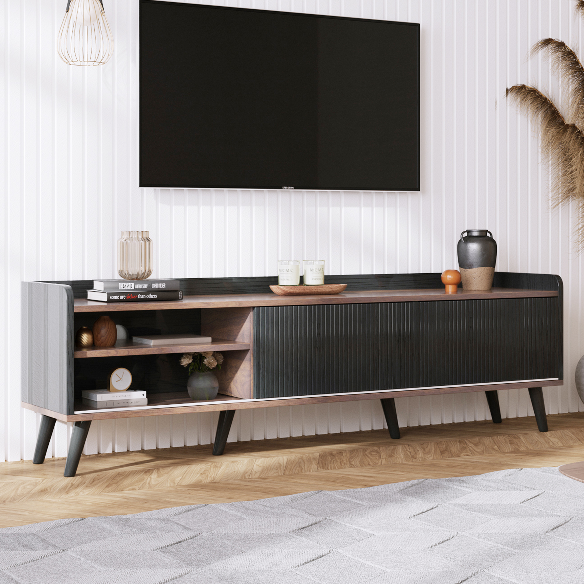 Moderner TV-Ständer mit schwarzem Fernseher. Der Ständer hat eine Holzplatte, schwarze und graue Teile und einen Teppich.