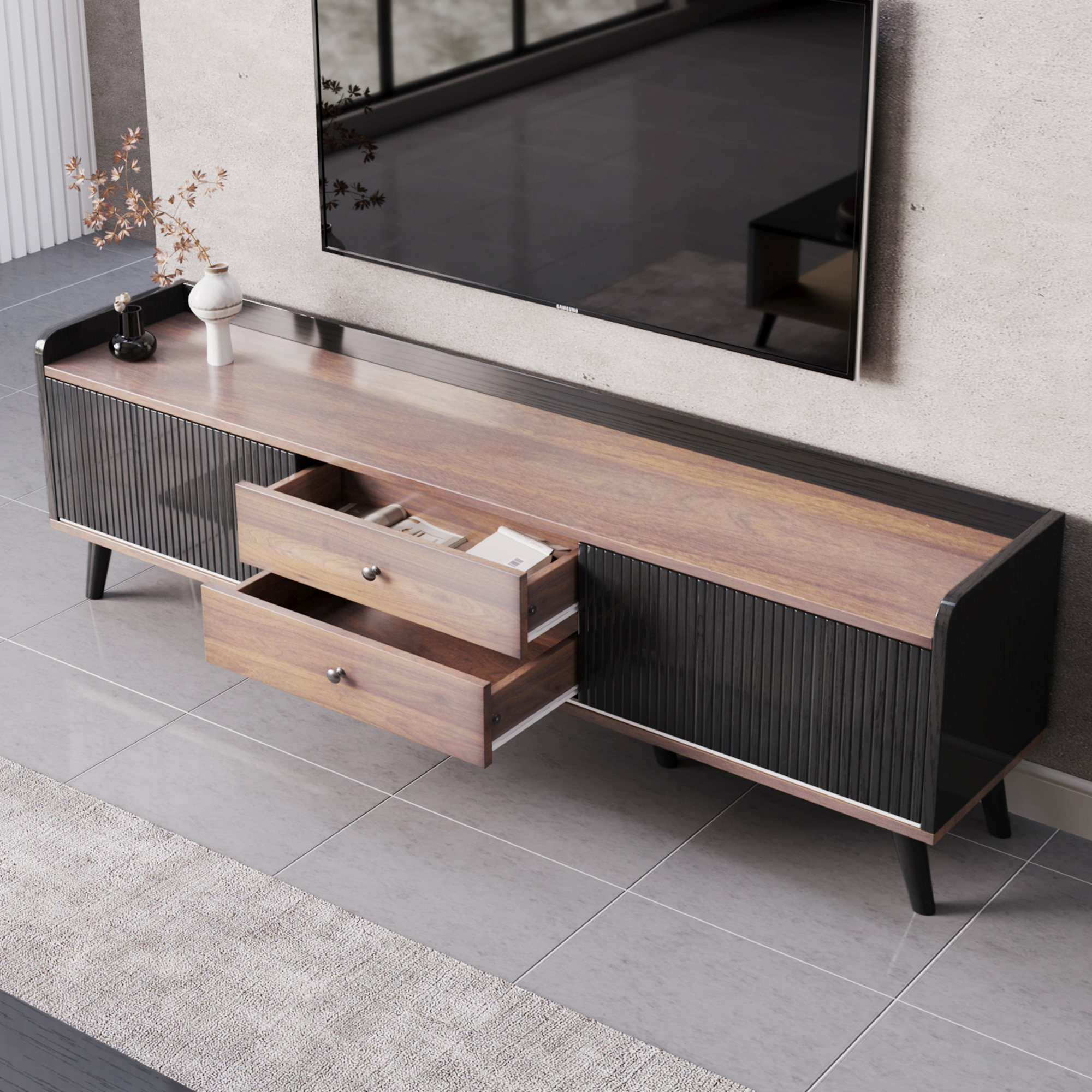 TV-Ständer mit schwarzem Fernseher, Holzakzenten und schwarzen Seitenteilen. Teppich und Deko.