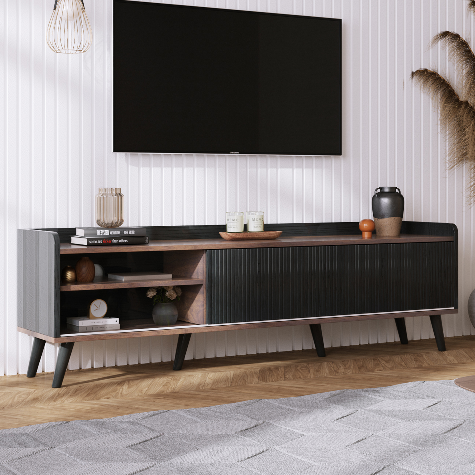 TV-Ständer mit schwarzem Fernseher, Holzakzenten und schwarzen Seitenteilen. Teppich und Deko.