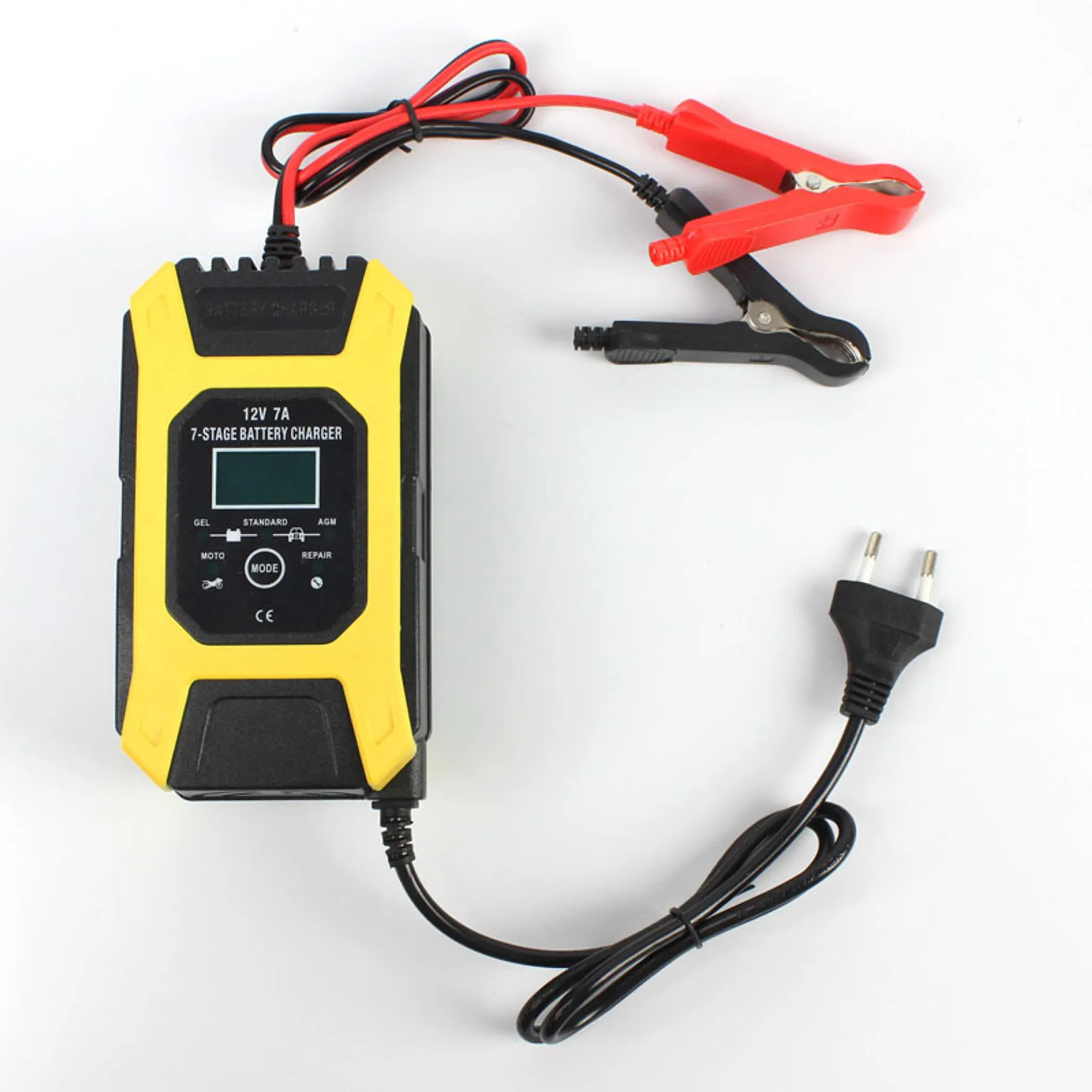 Gelb-schwarzes Batterieladegerät mit rot/schwarzen Klemmen, Stecker und digitaler Anzeige.